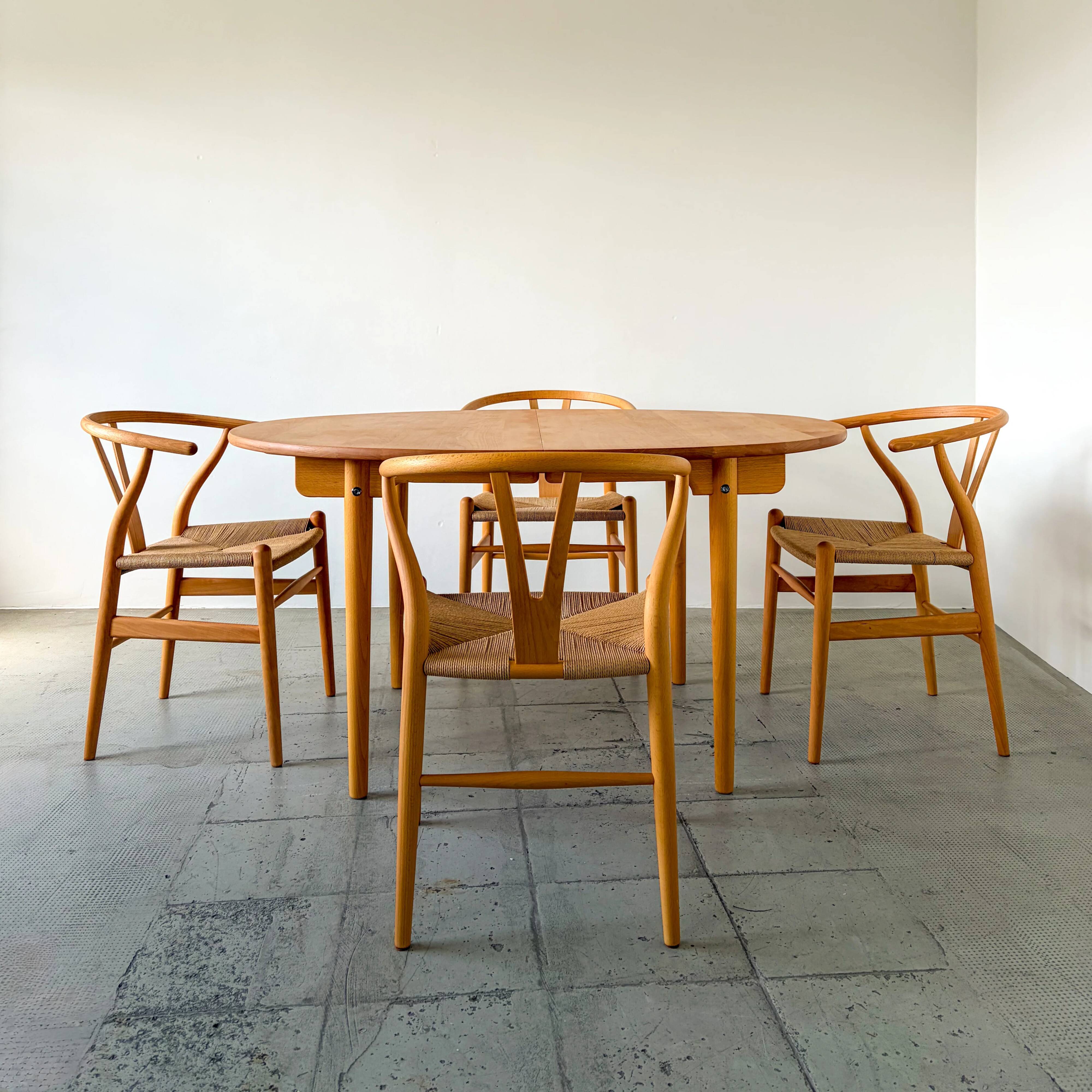 Table à manger Carl Hansen CH337 en chêne huilé