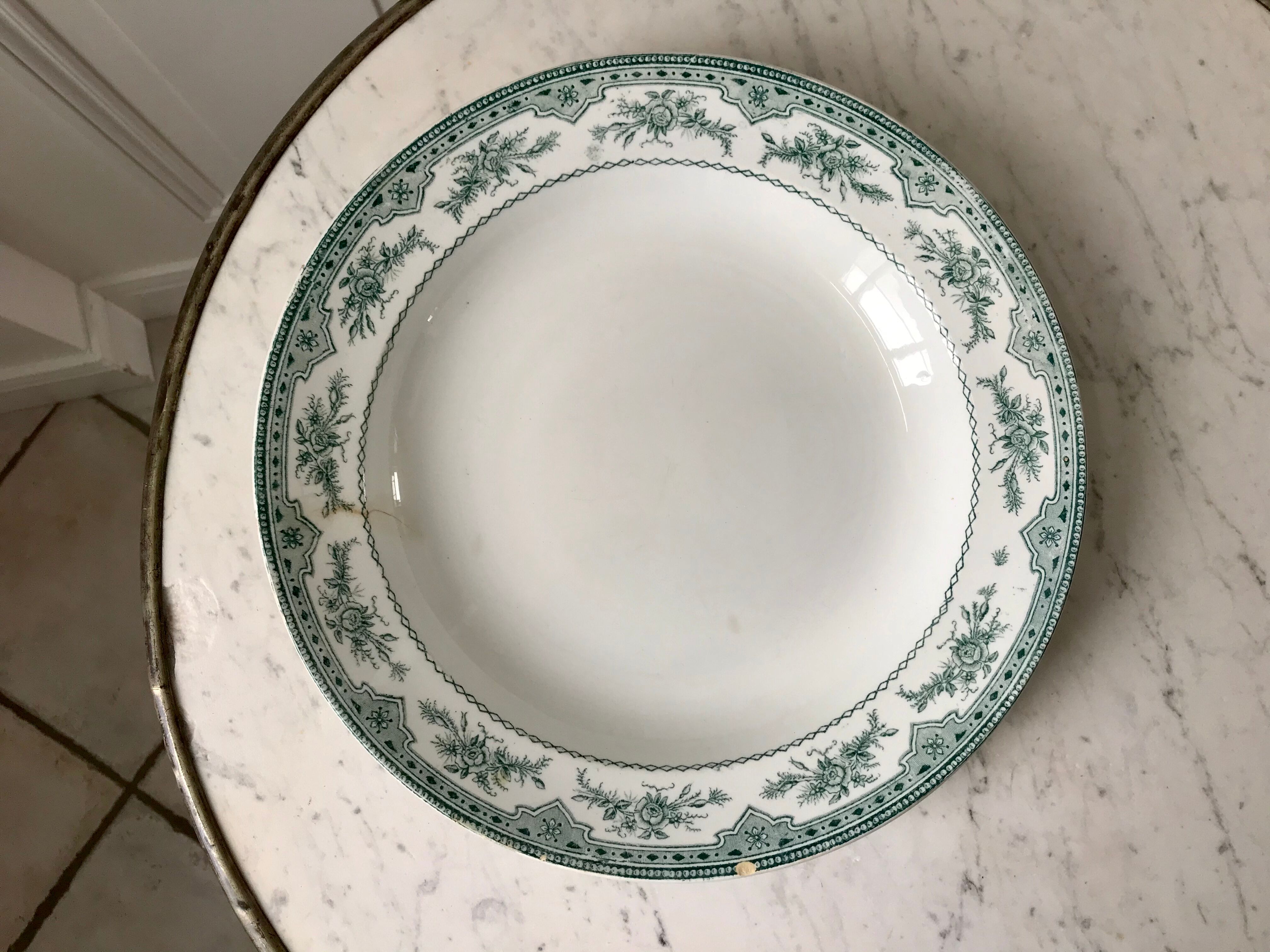 Round dish Terre de Fer earthenware of Onnaing model "Roses Mousses" late nineteenth