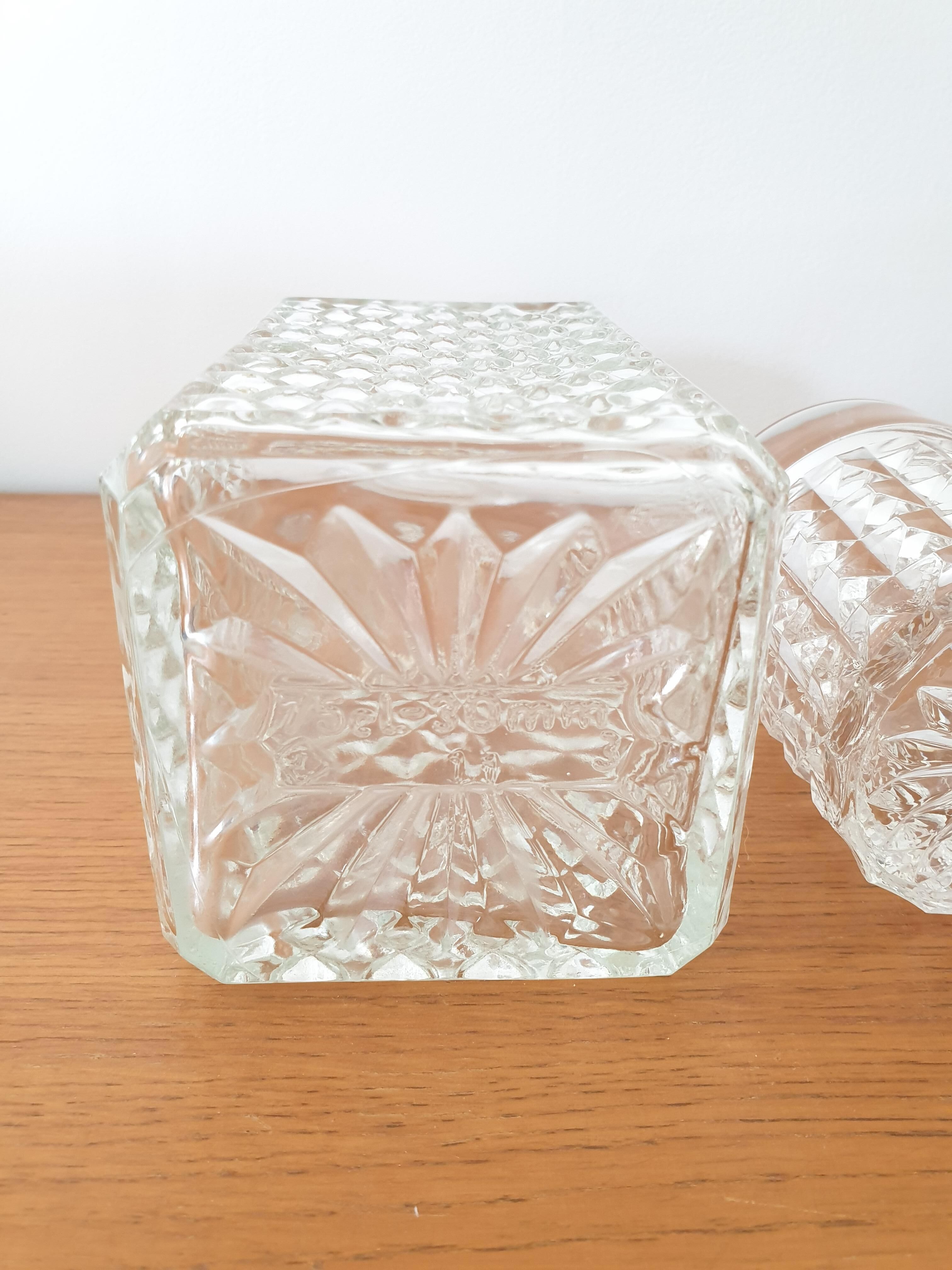 Whisky carafe and its 2 glasses