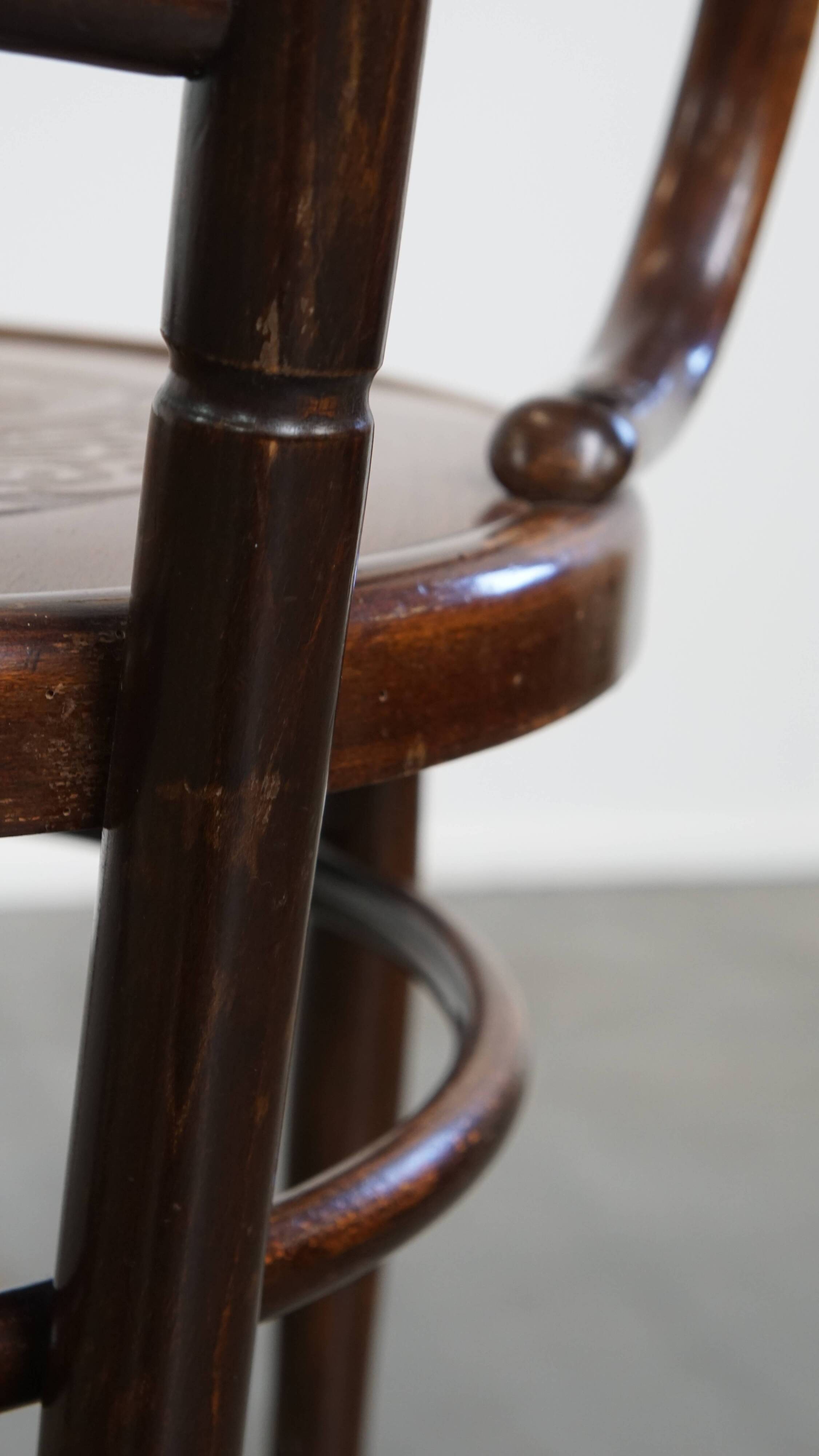 Chaise bistrot ancienne en bois avec accoudoirs