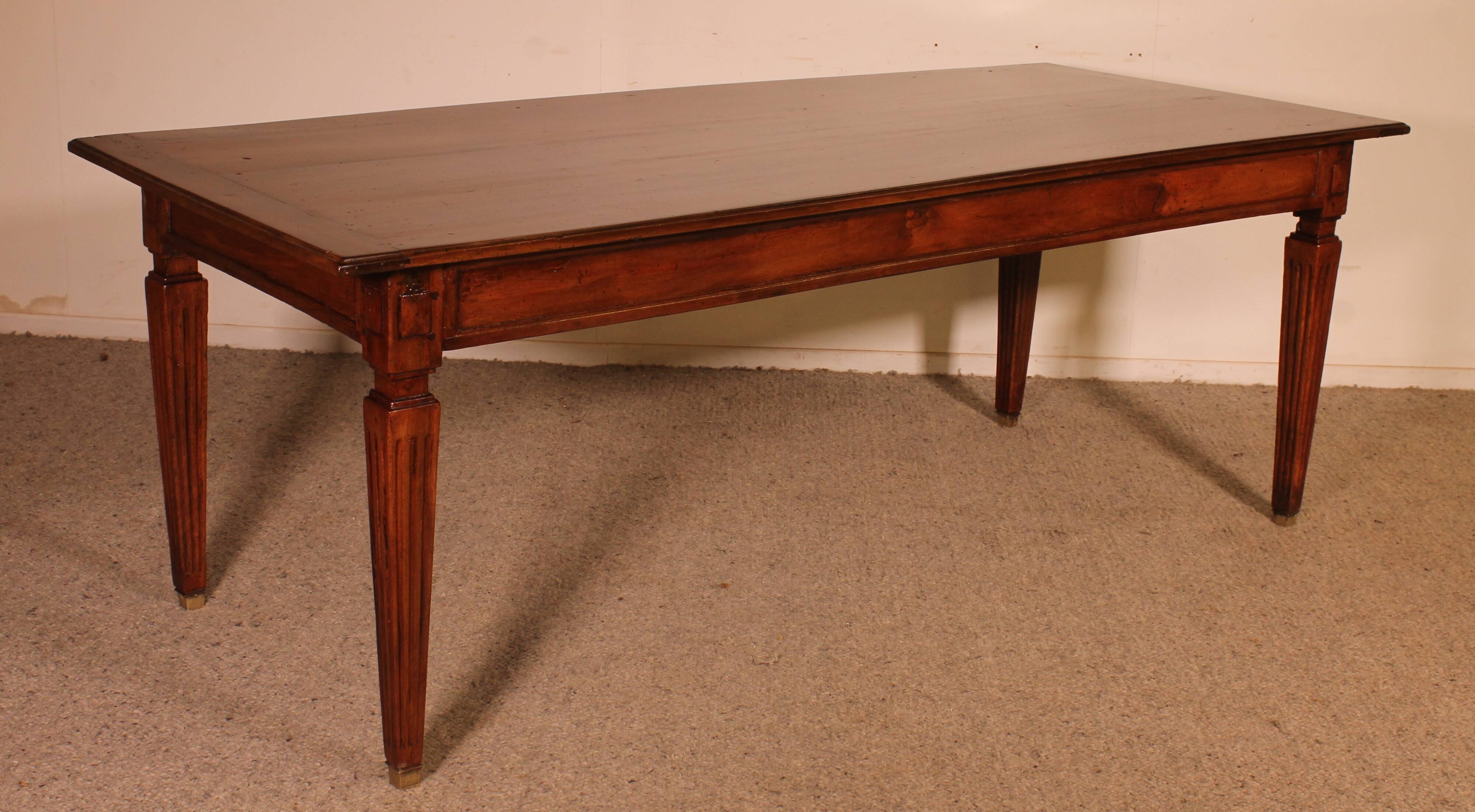 Louis XVI Period Dining Table in Walnut - 18th Century