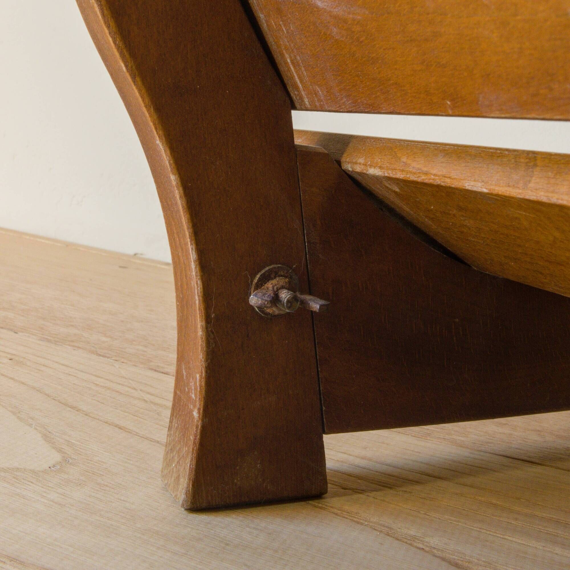 Porte-bûches vintage en bois à lattes courbes