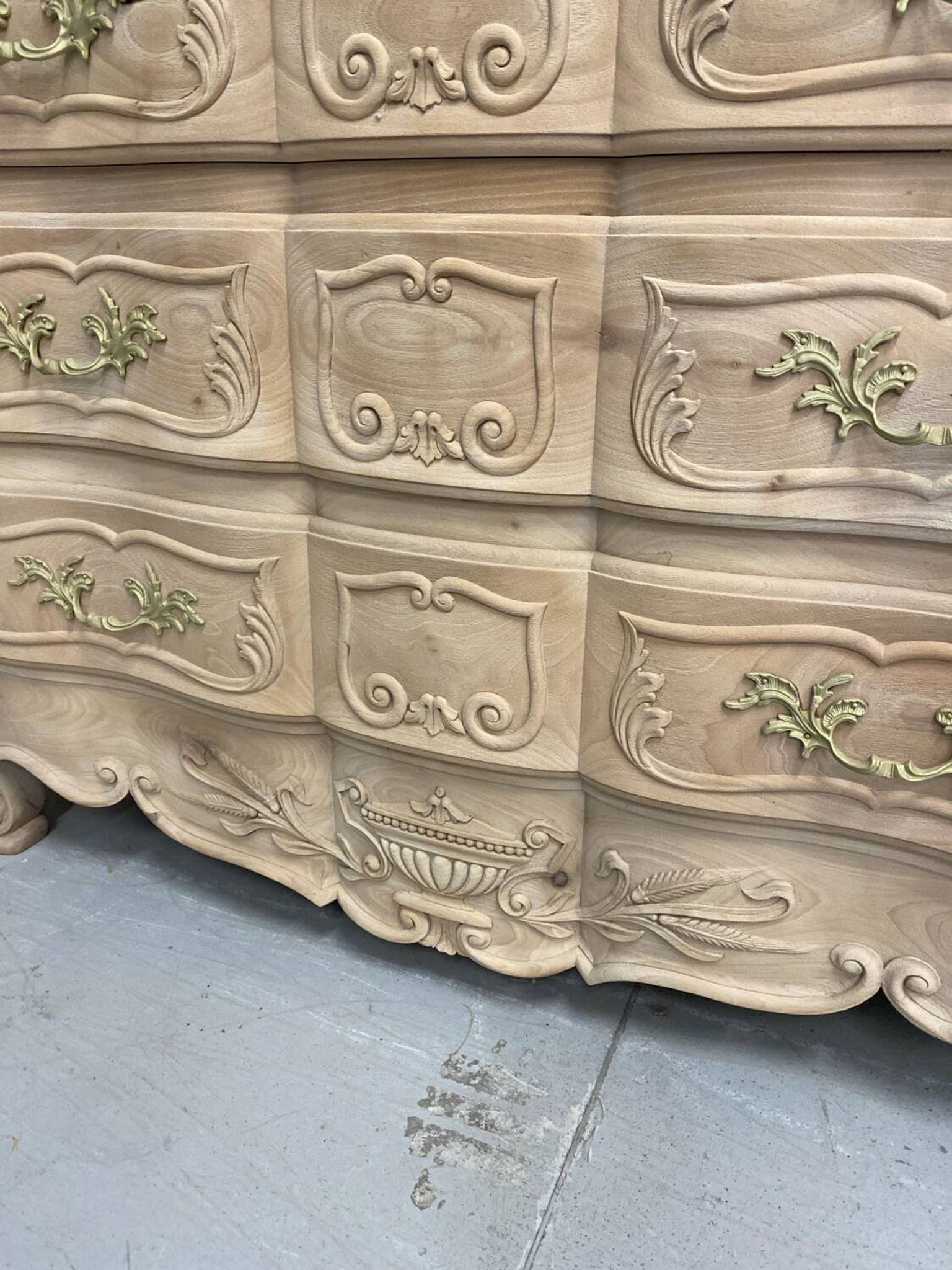 Commode louis XV en bois brut noyer
