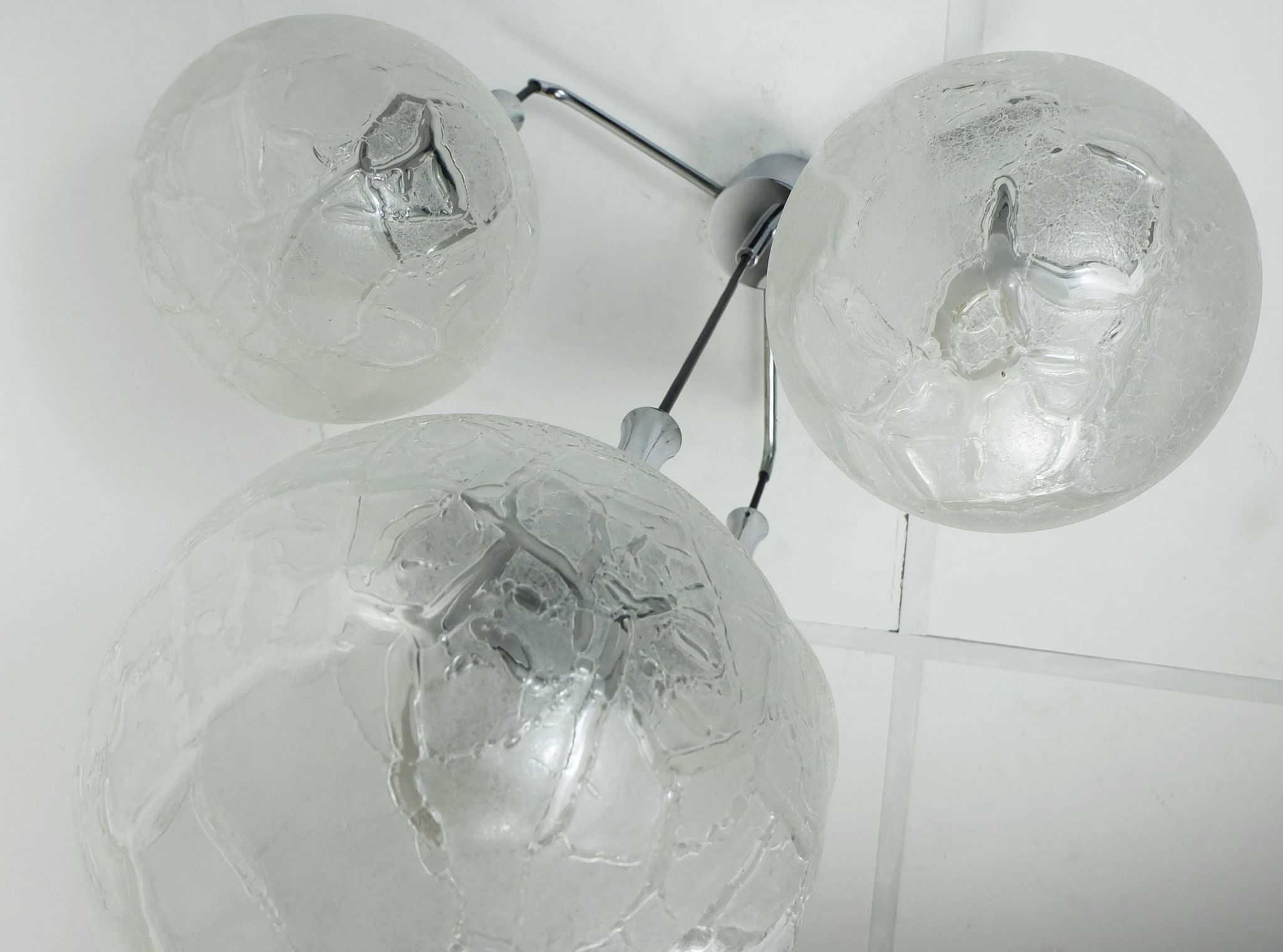 Suspension en verre et chrome à 4 lumières de style mid-century moderne, lumière en cascade des années 1970.