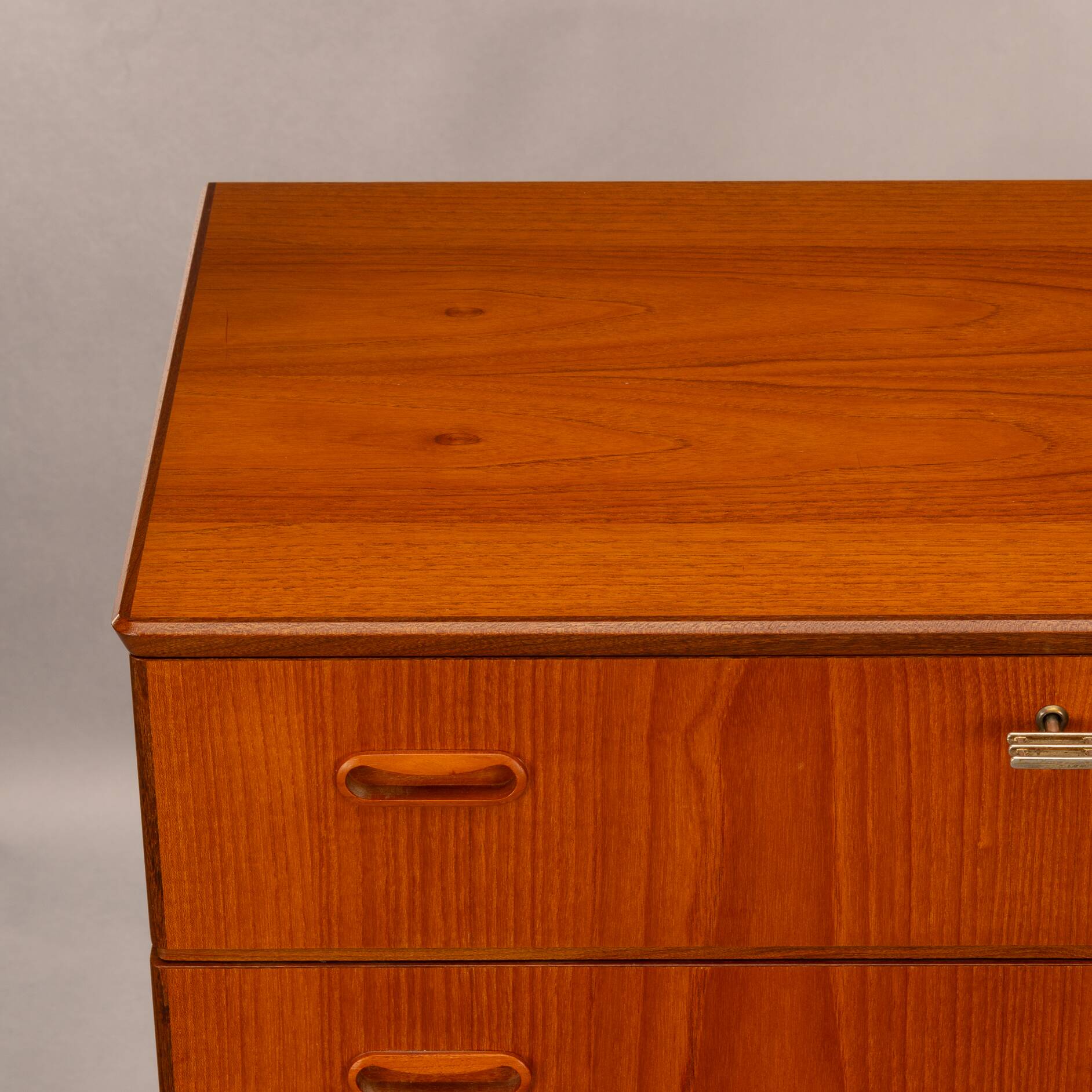 Commode en teck haute de design danois, années 1960