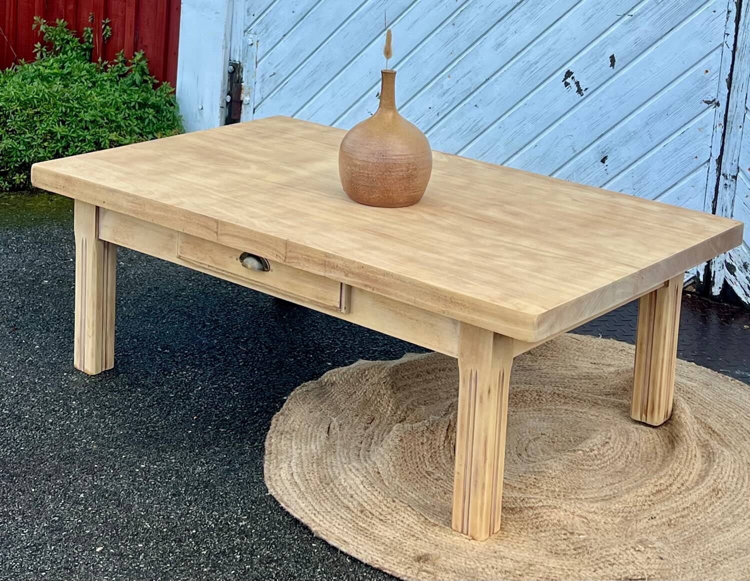 Renovated farmhouse coffee table in raw solid wood with 1 drawer.