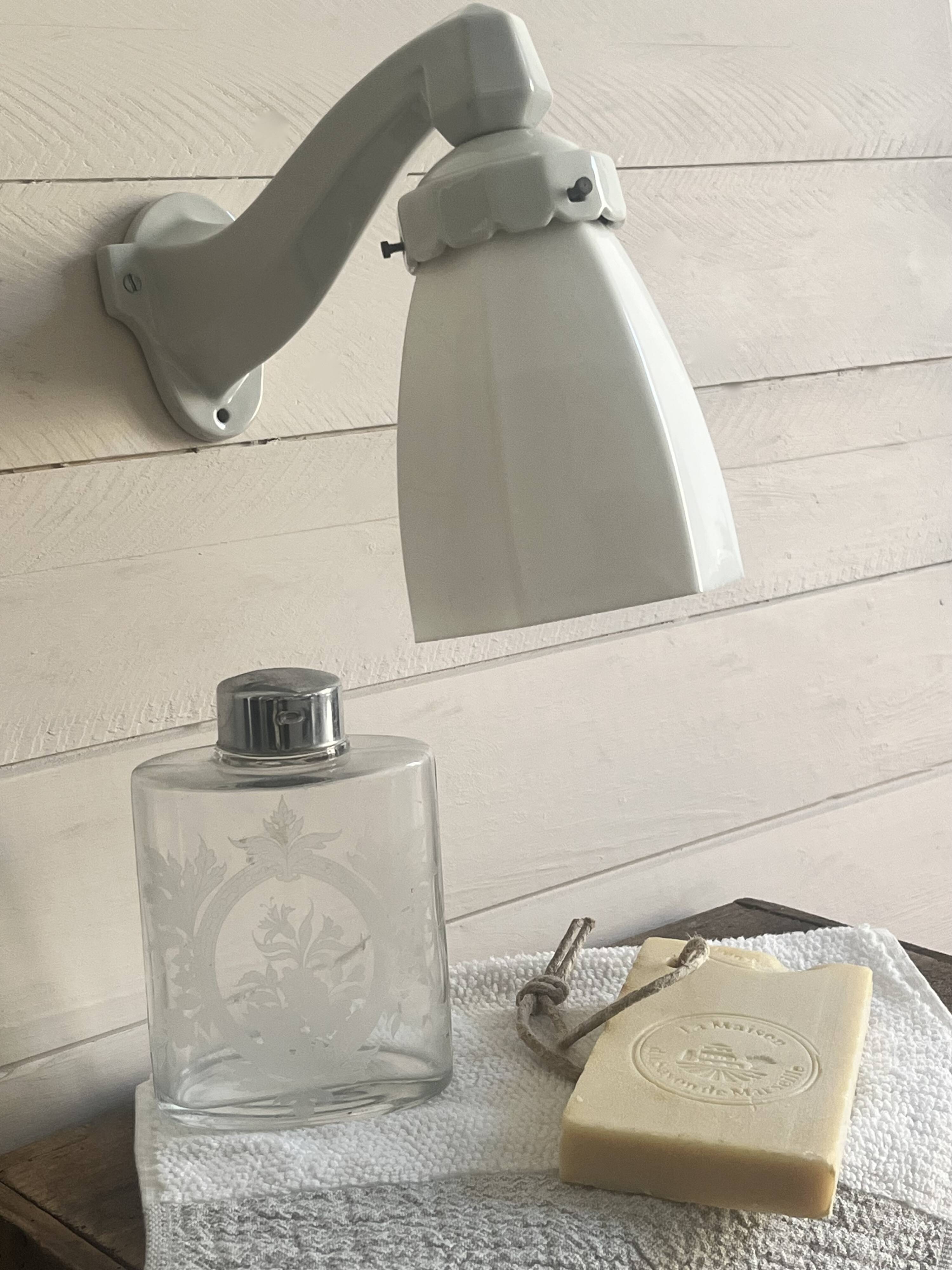 Art Deco wall light in ceramic and opaline.