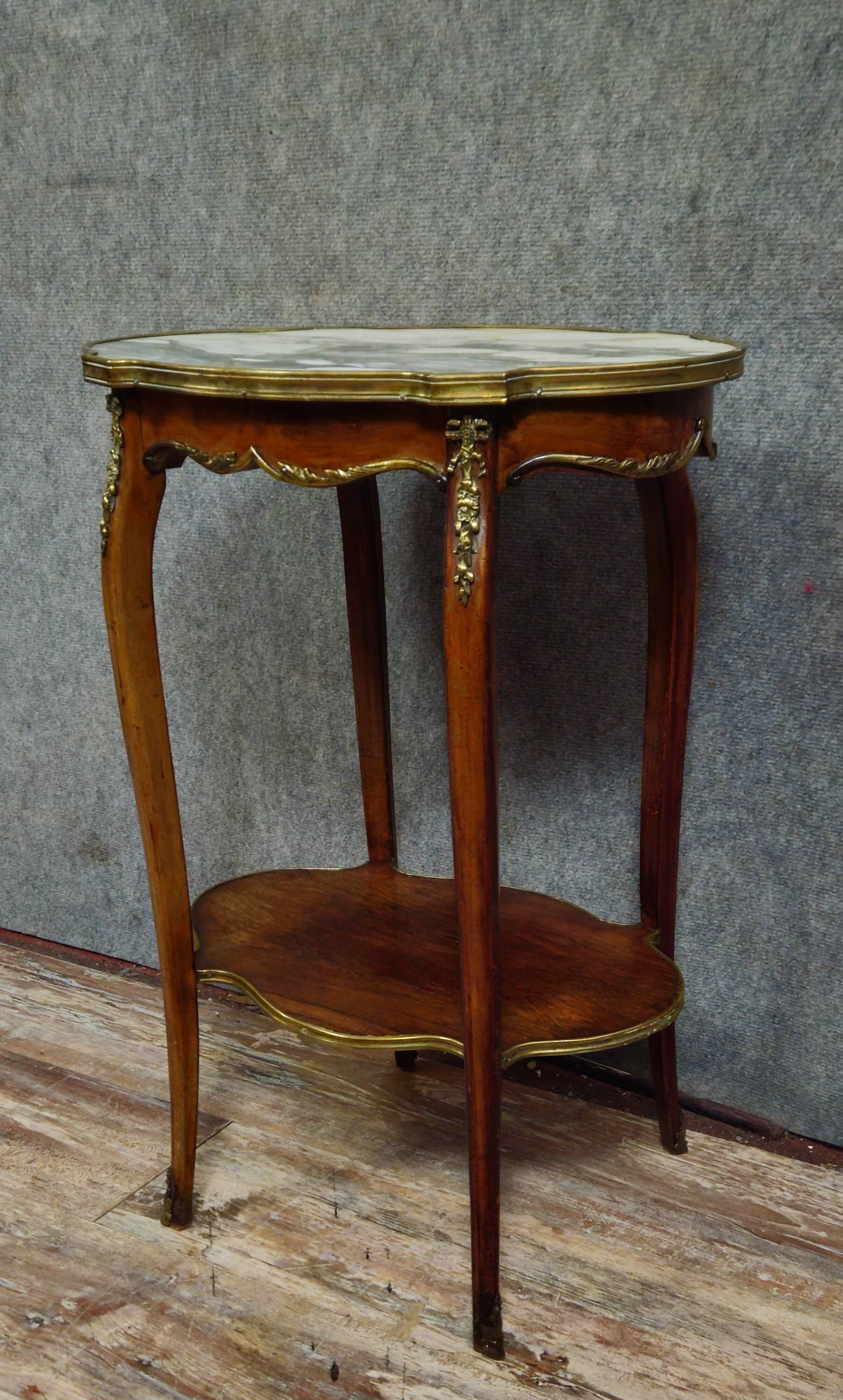 Display table - Louis XV style side table, finely crafted in mahogany.