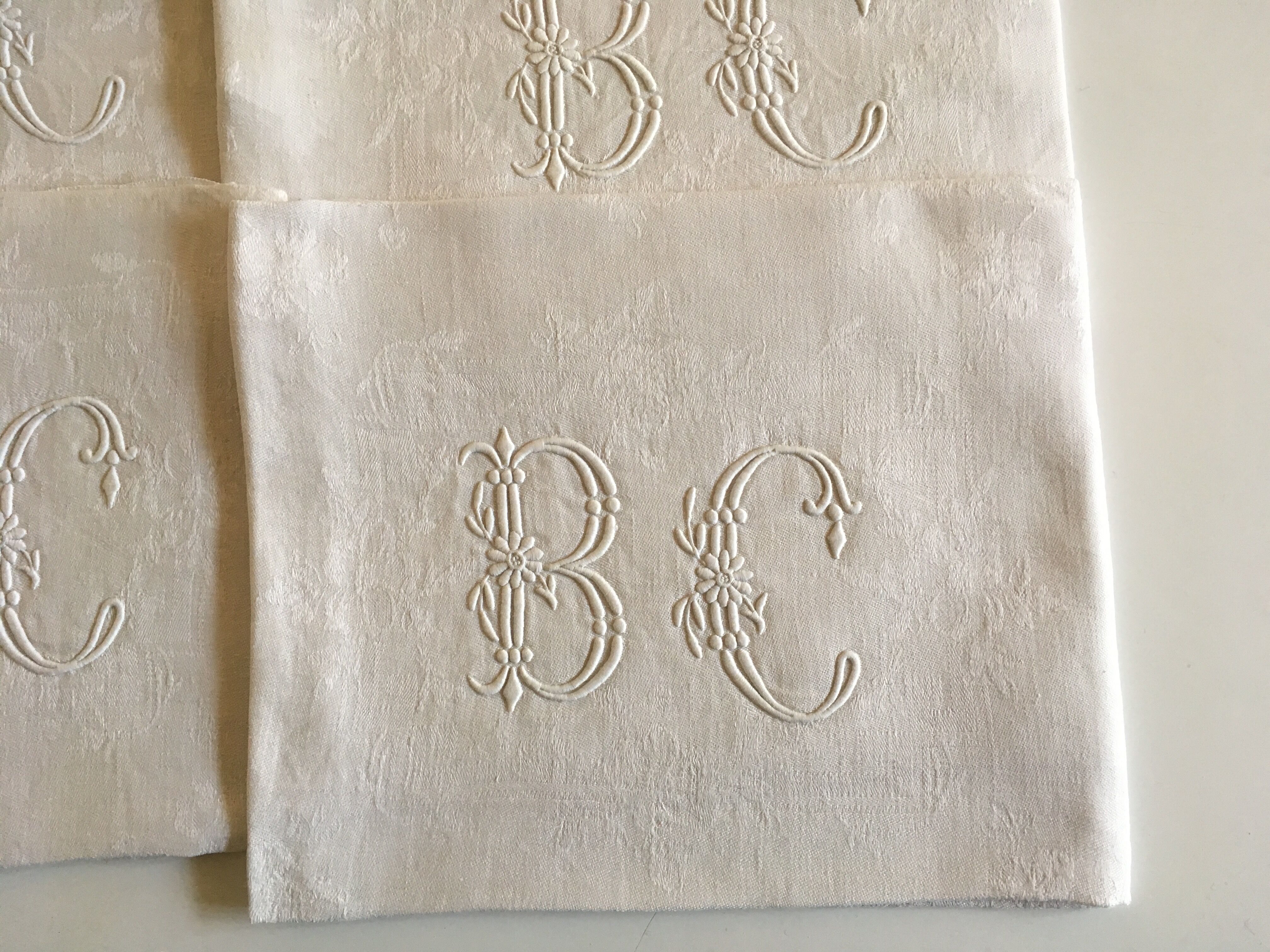 Set de 6 serviettes de lin damassé vers 1900 brodées BC