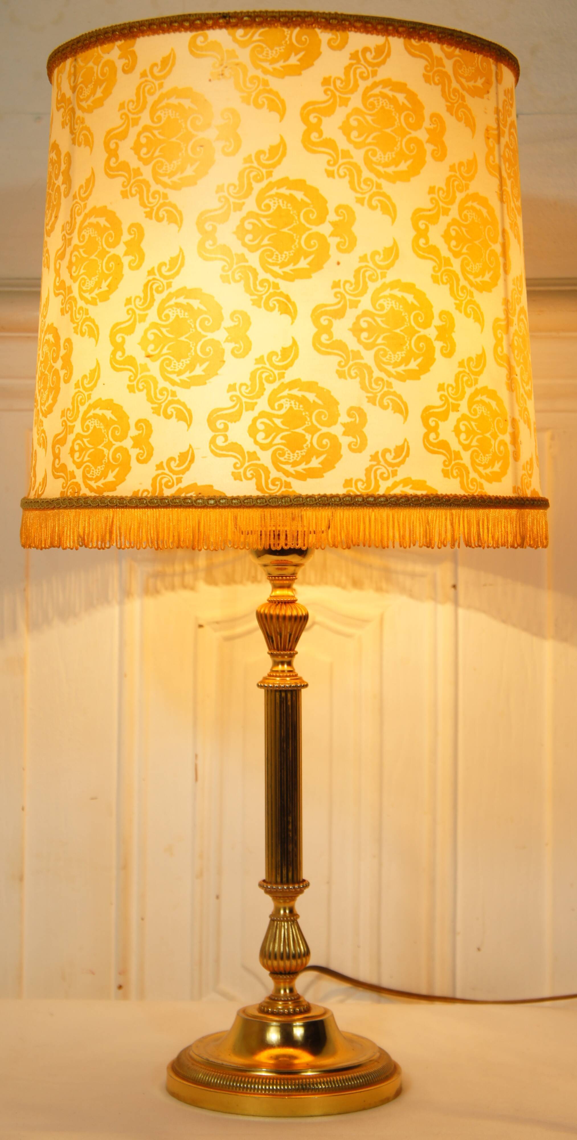 Lampe " médaillon" néo classique en métal doré 1960