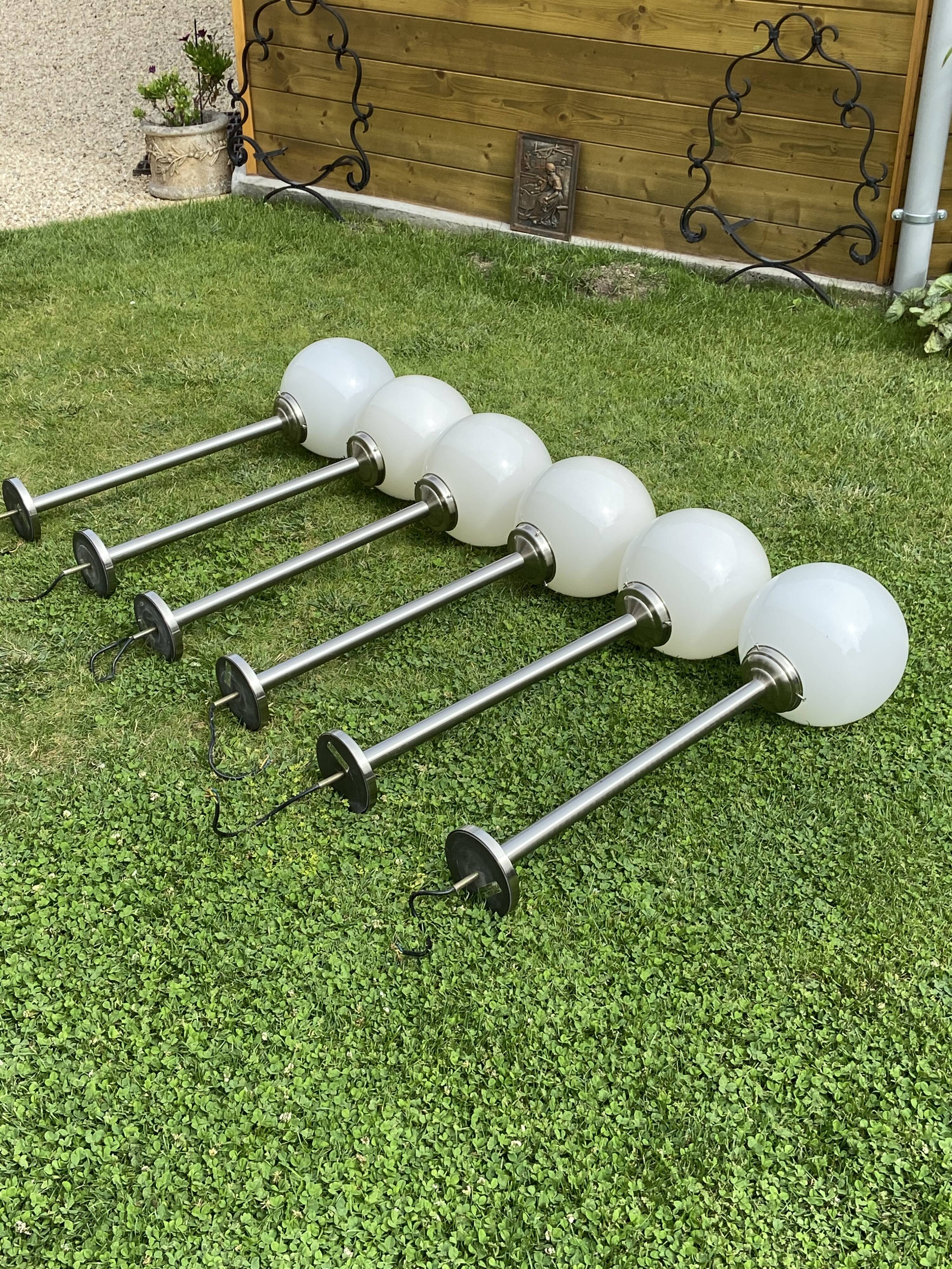Suite de 6 suspensions tube inox et globe verre opalin style Art déco