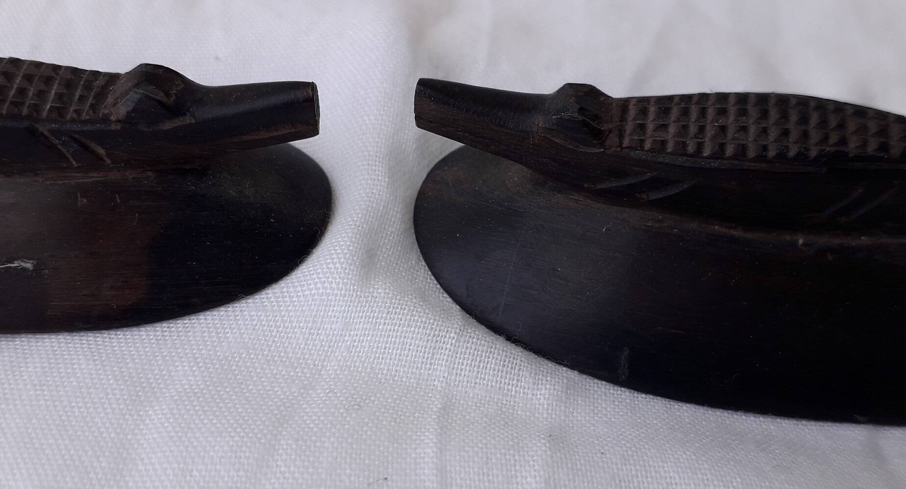Salière et poivrier en bois sculpté