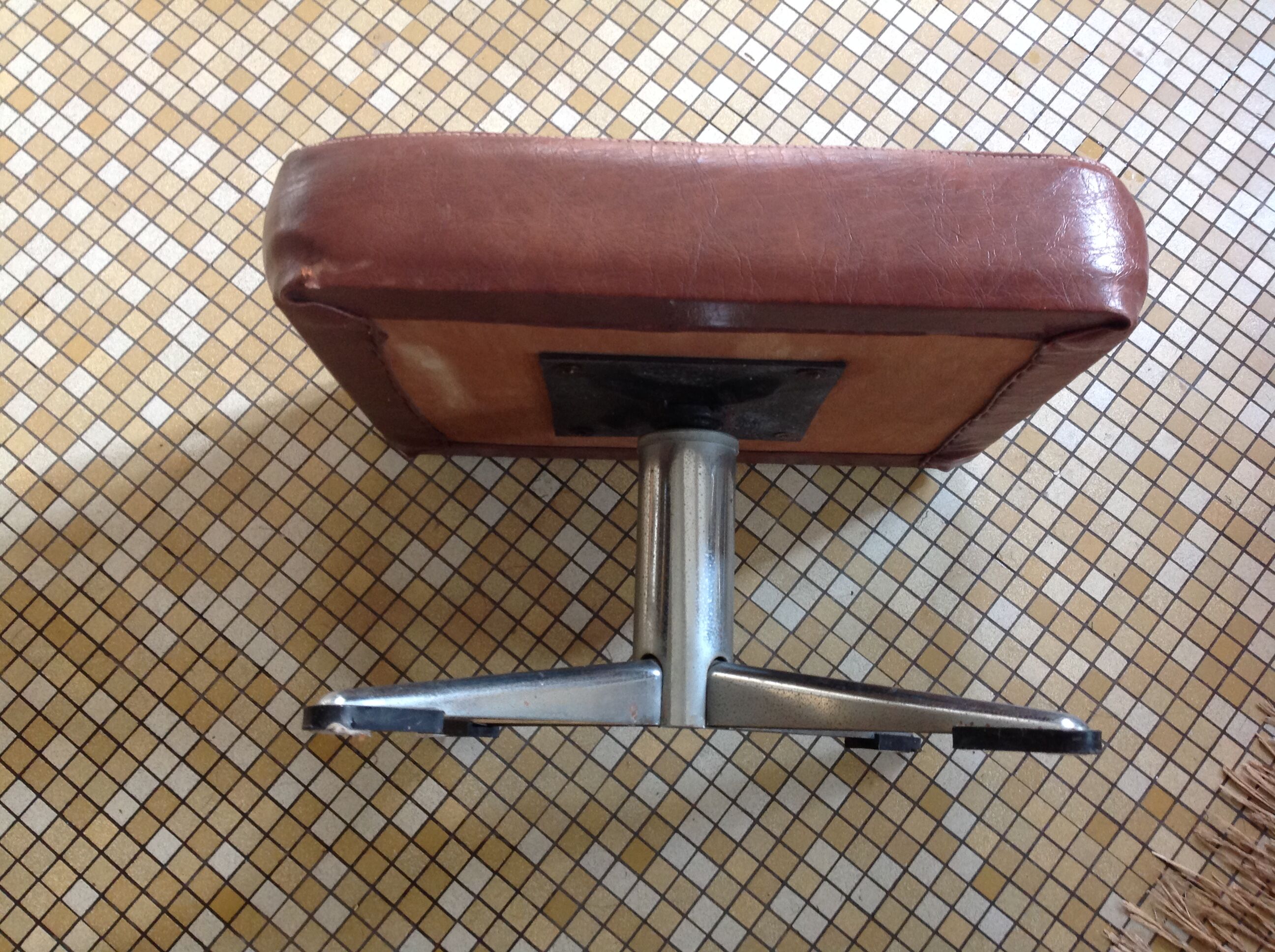Low swivel stool