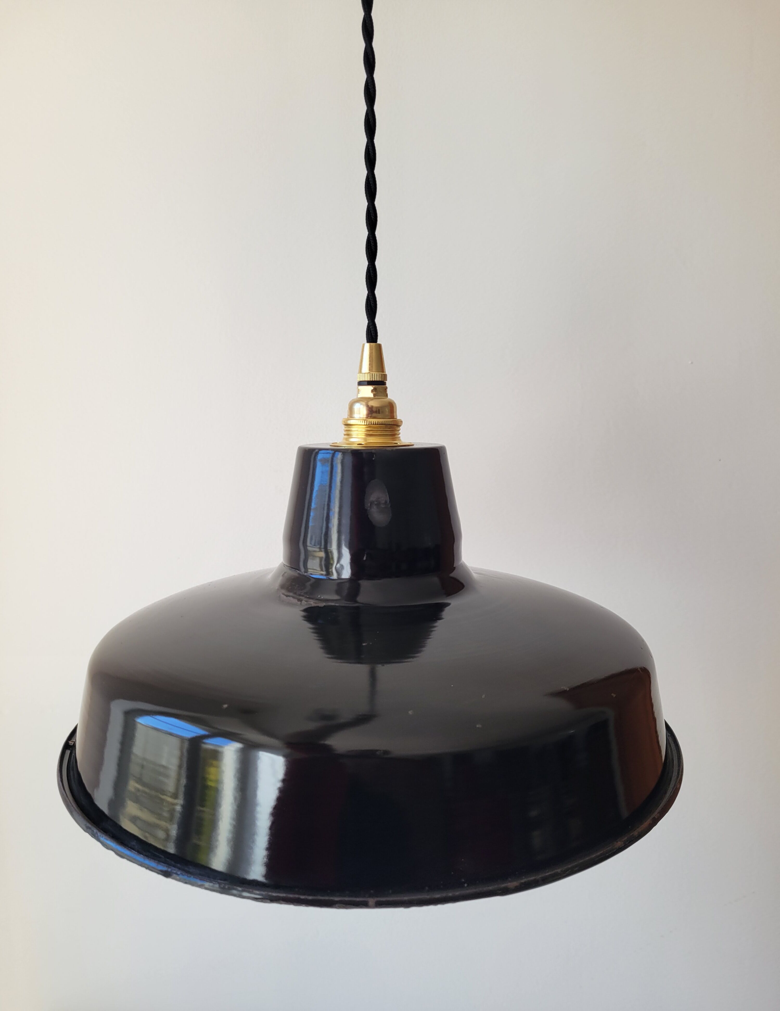 Trio of suspensions in enamelled sheet metal