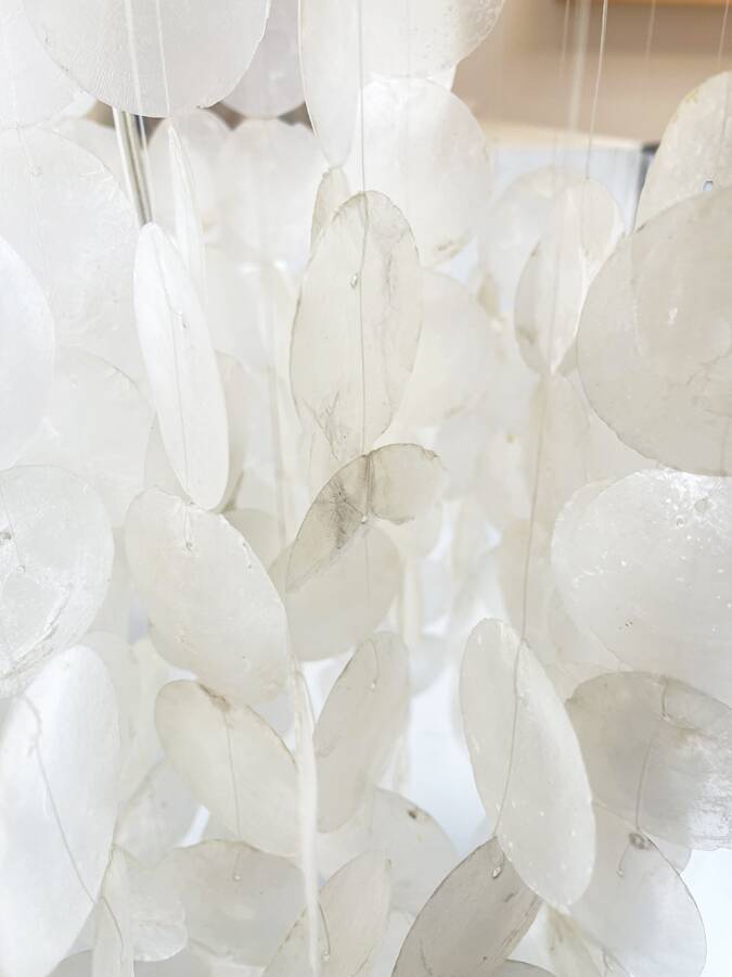 Very large cascading chandelier in mother-of-pearl, Verner Panton style, 1970.