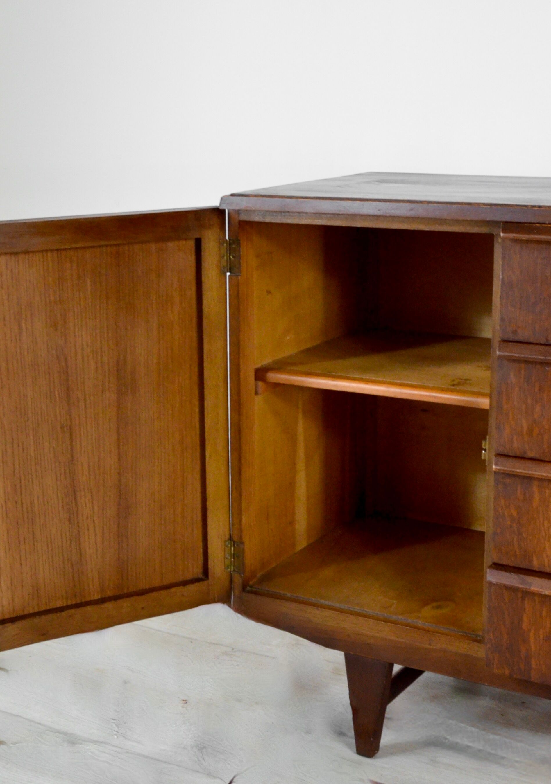 Buffet Art Déco en noyer foncé et laiton