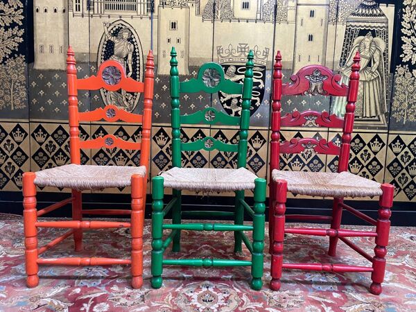 Suite de 6 chaises rustiques paillées et peintes