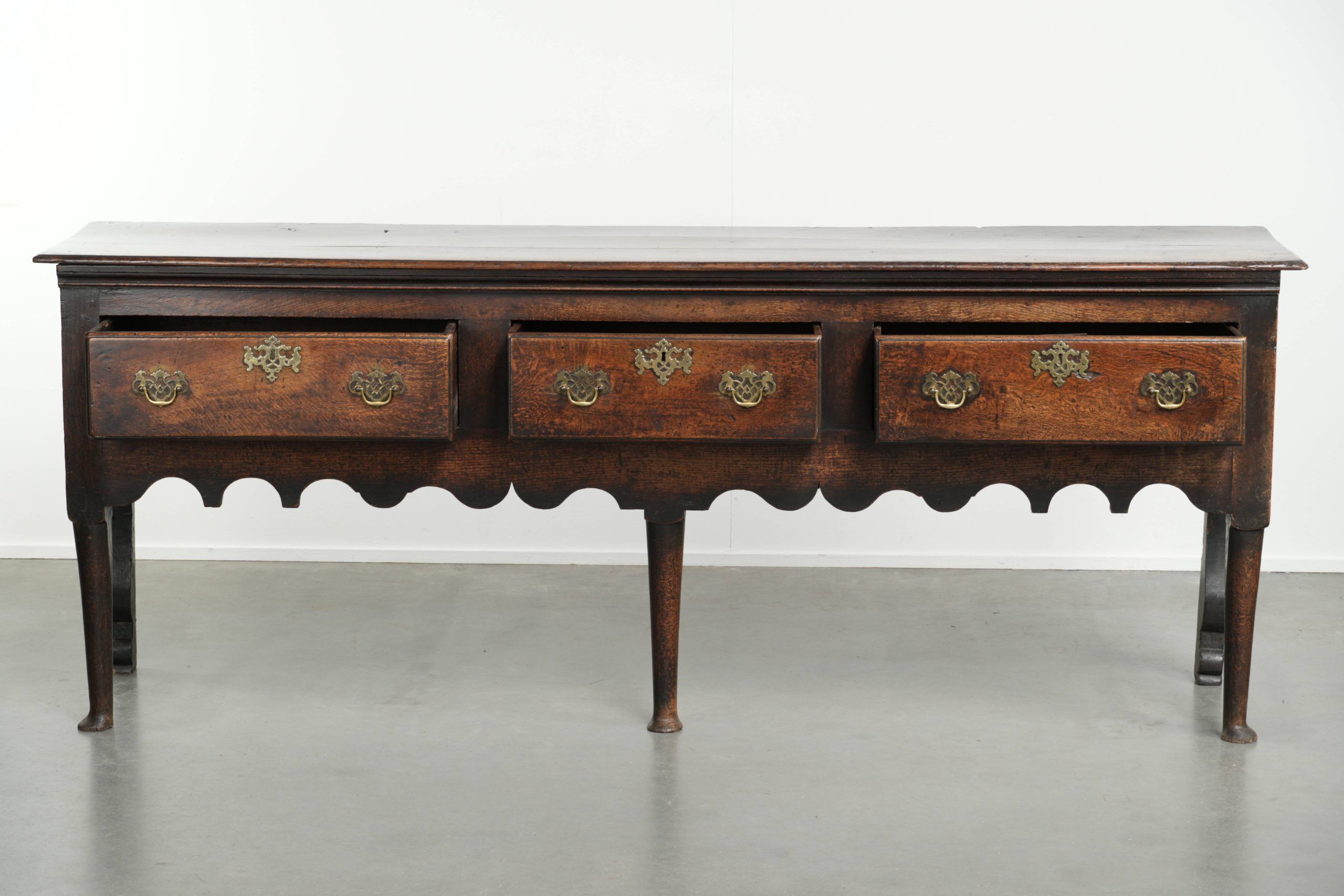 English antique oak sideboard with 3 drawers from the early 18th century