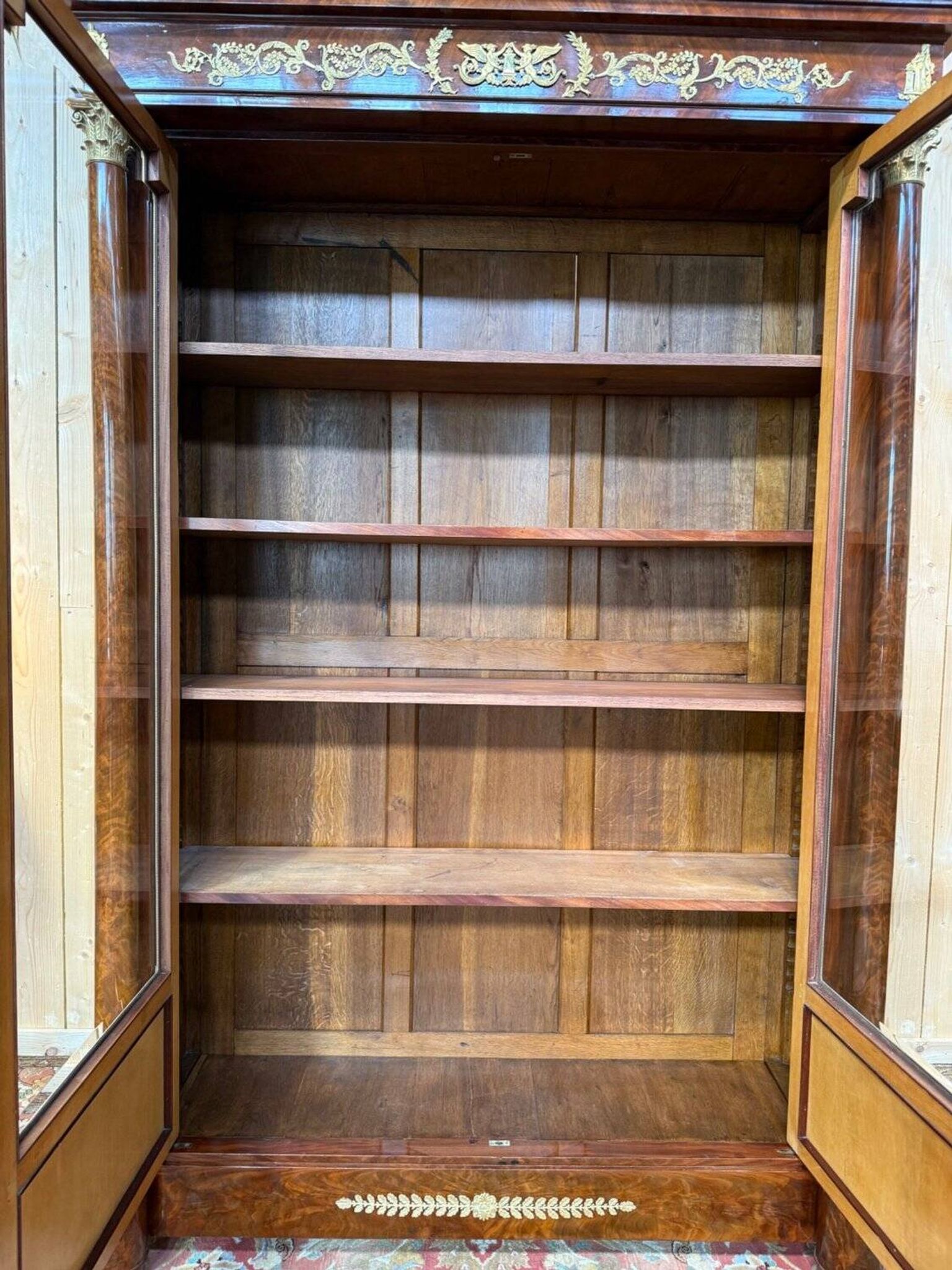 Display cabinet with two doors – Empire period – Mahogany veneer, bronze fittings