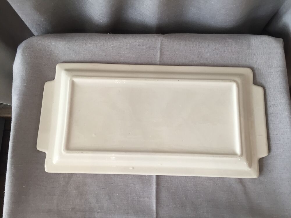 Cake dish bird pattern on its branch in red and white tones