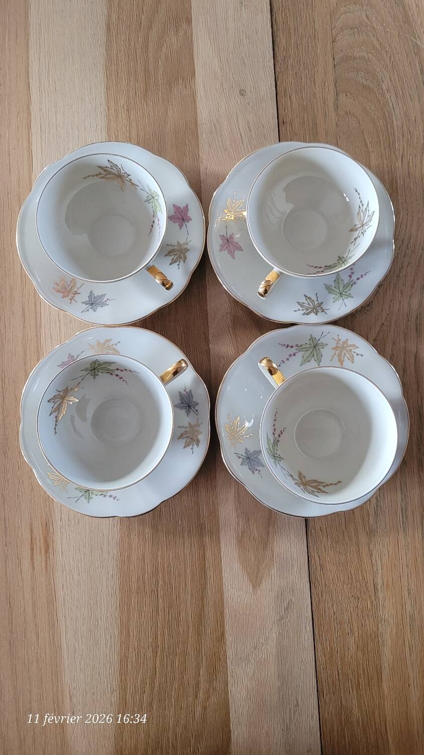 4 cups and saucers made of fine porcelain from Bavaria.