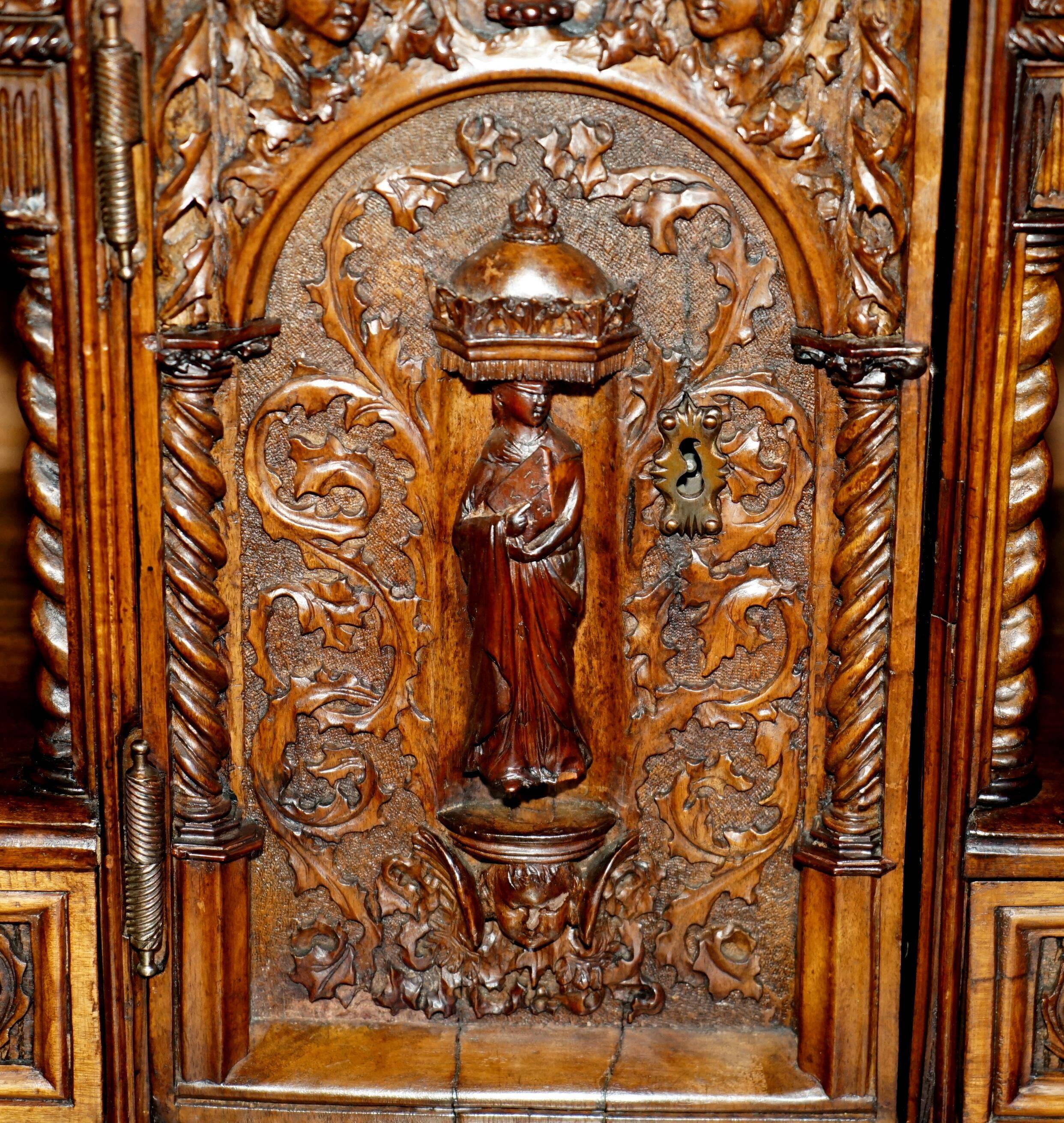 Cabinet espagnol sculpté 18ème siècle avec rangement caché