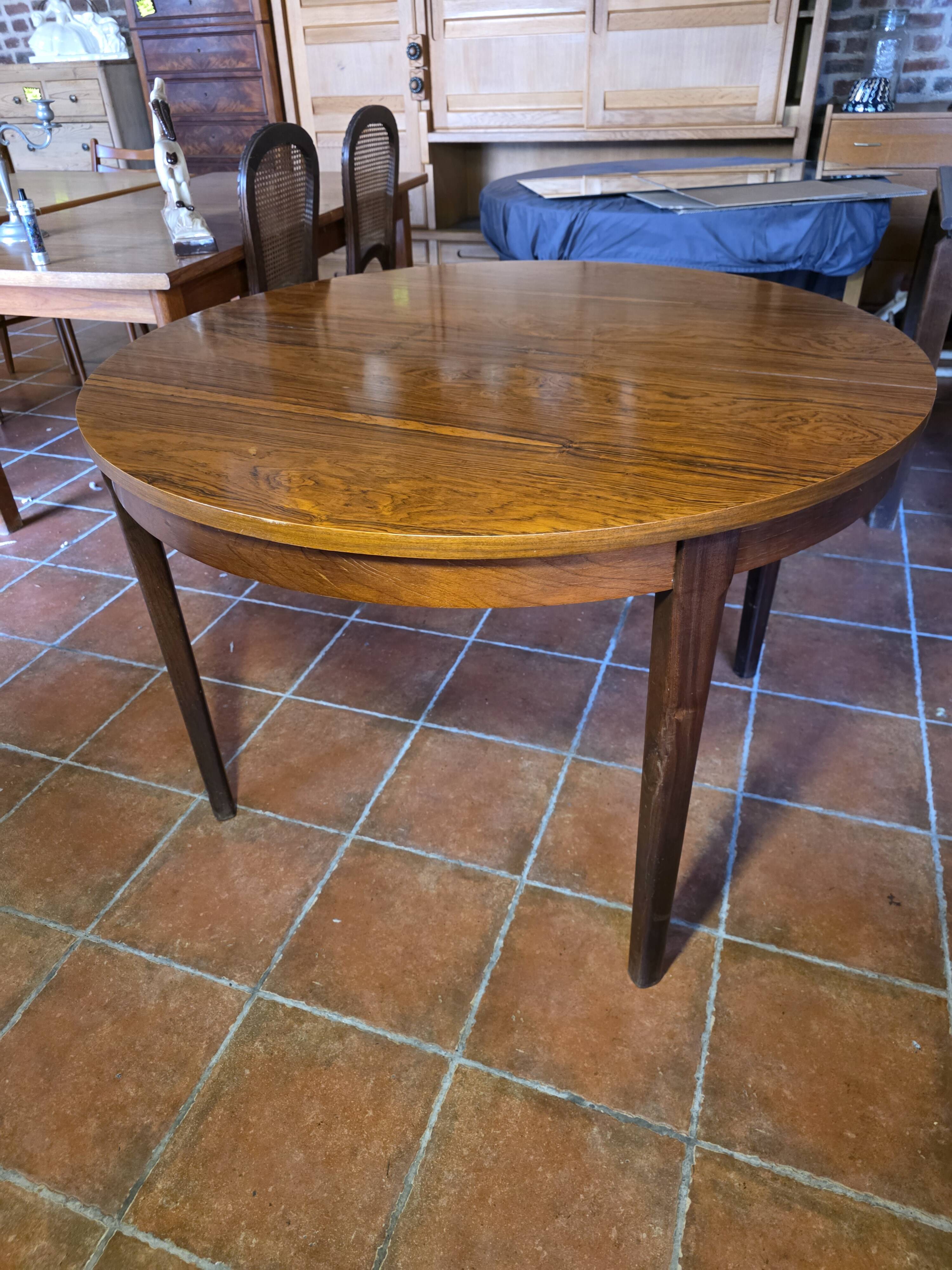 Scandinavian extendable table in rosewood from the 1960s.