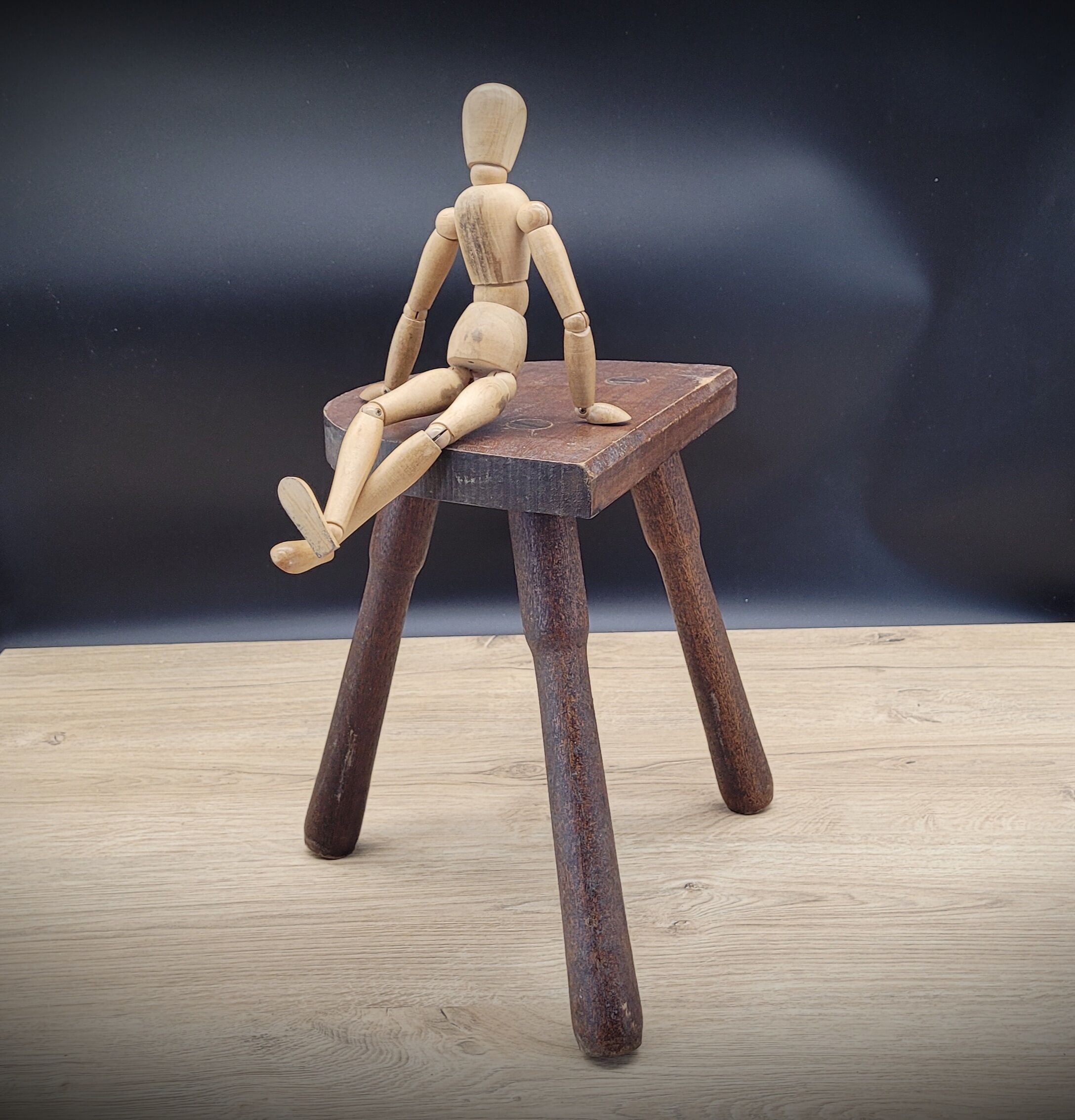 Half-round cowherd tripod stool