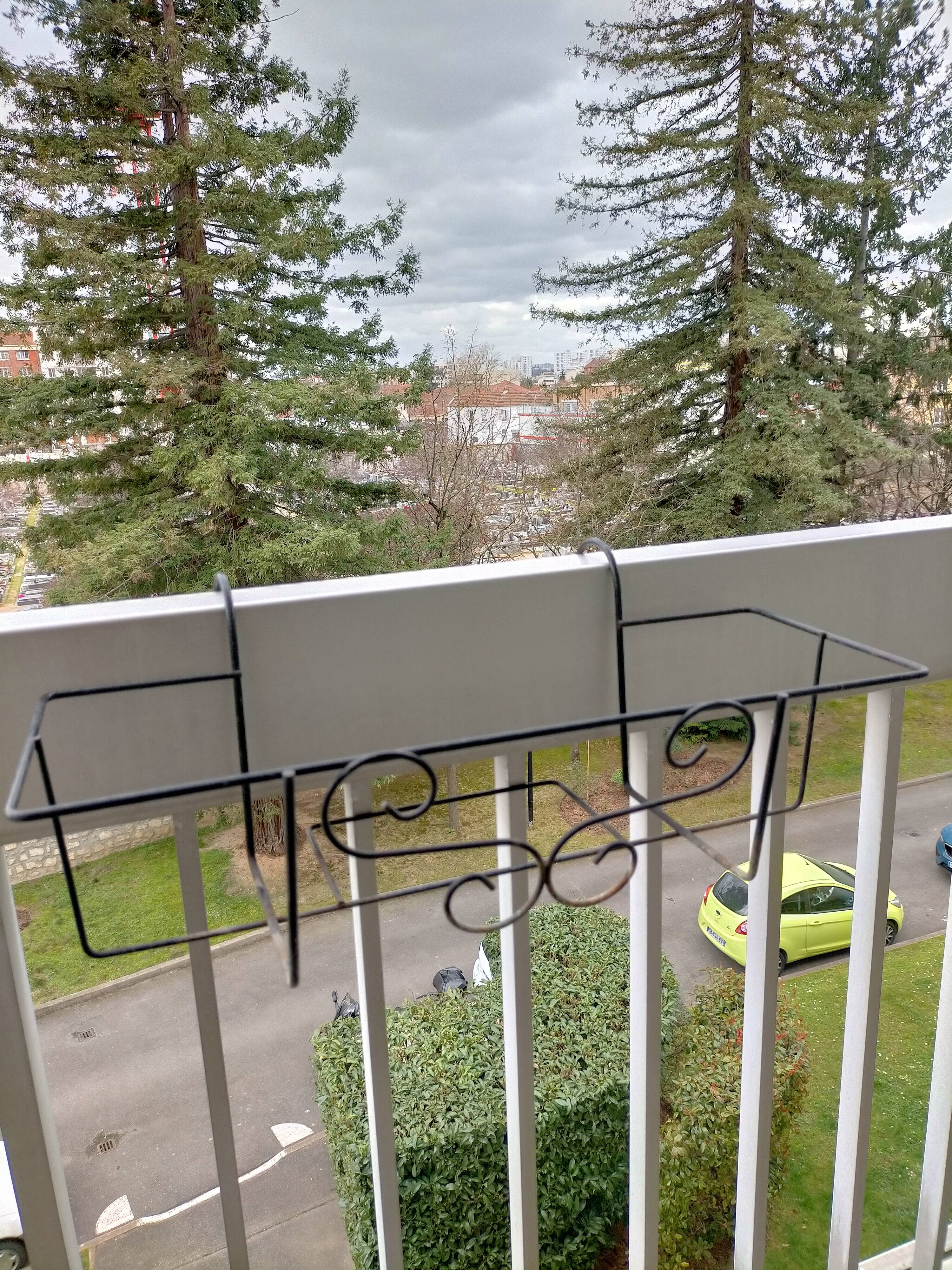 Set of two iron planters