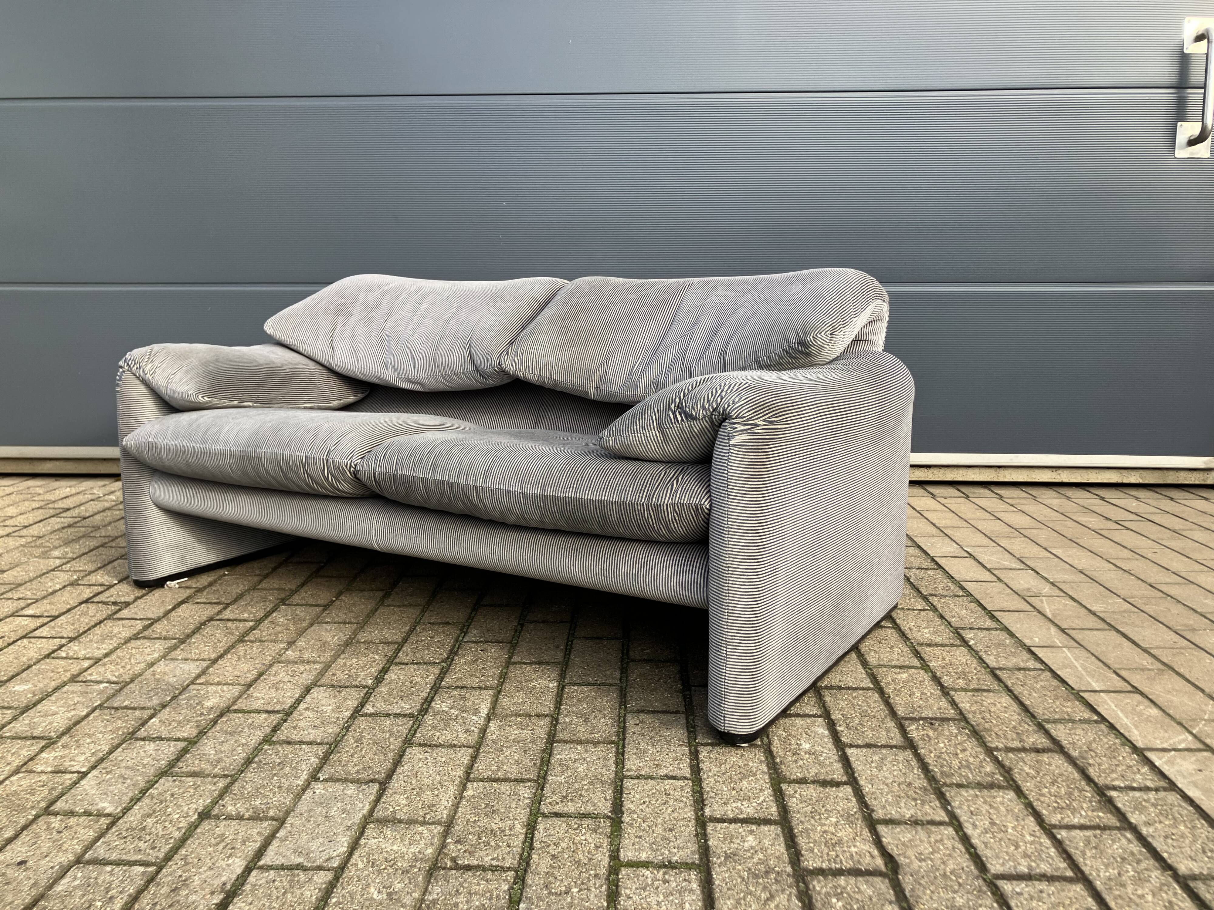 Cassina Maralunga 2 seater sofa, light gray Vico Magistretti