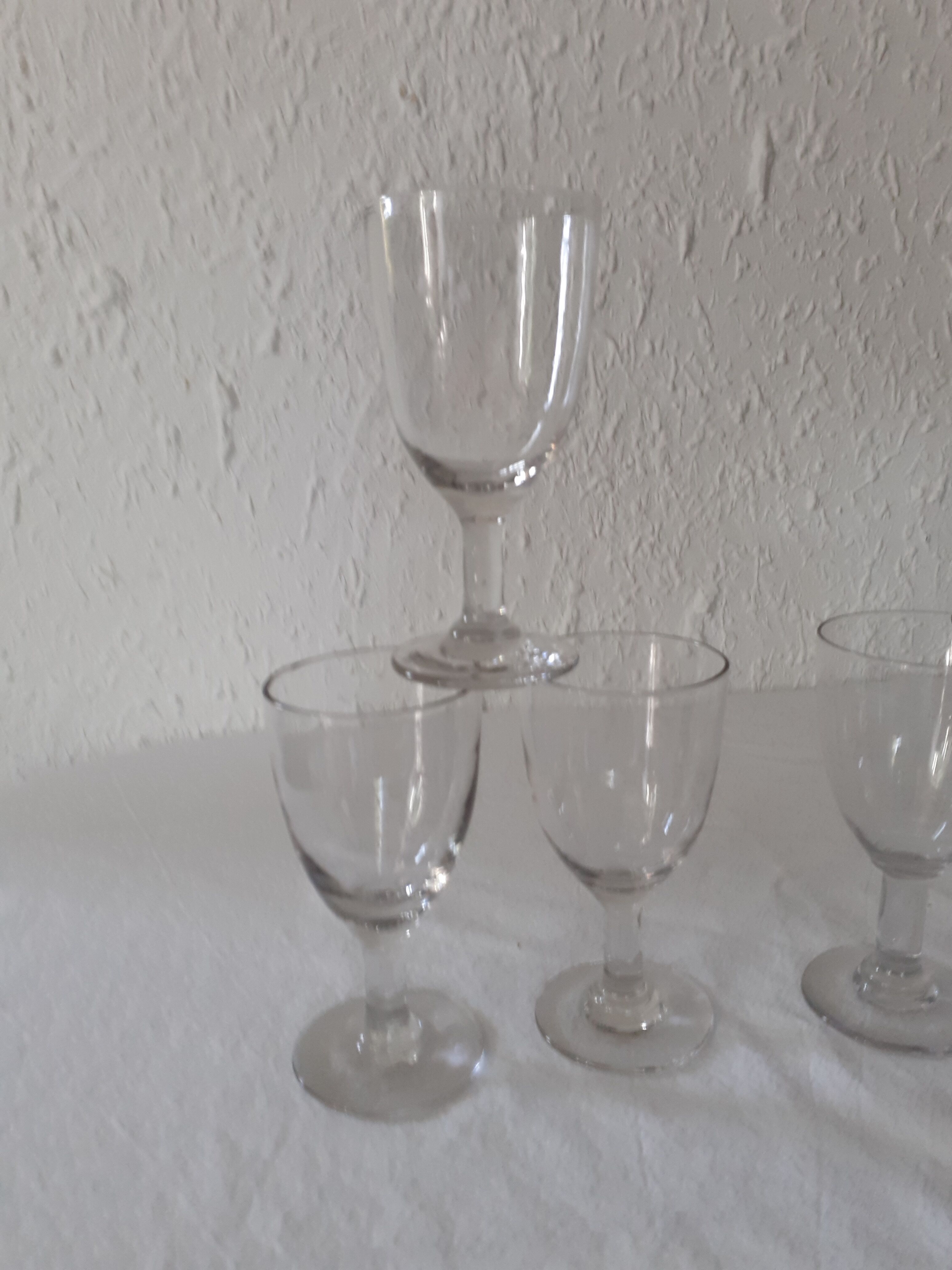 Series of 6 bubbled old glasses