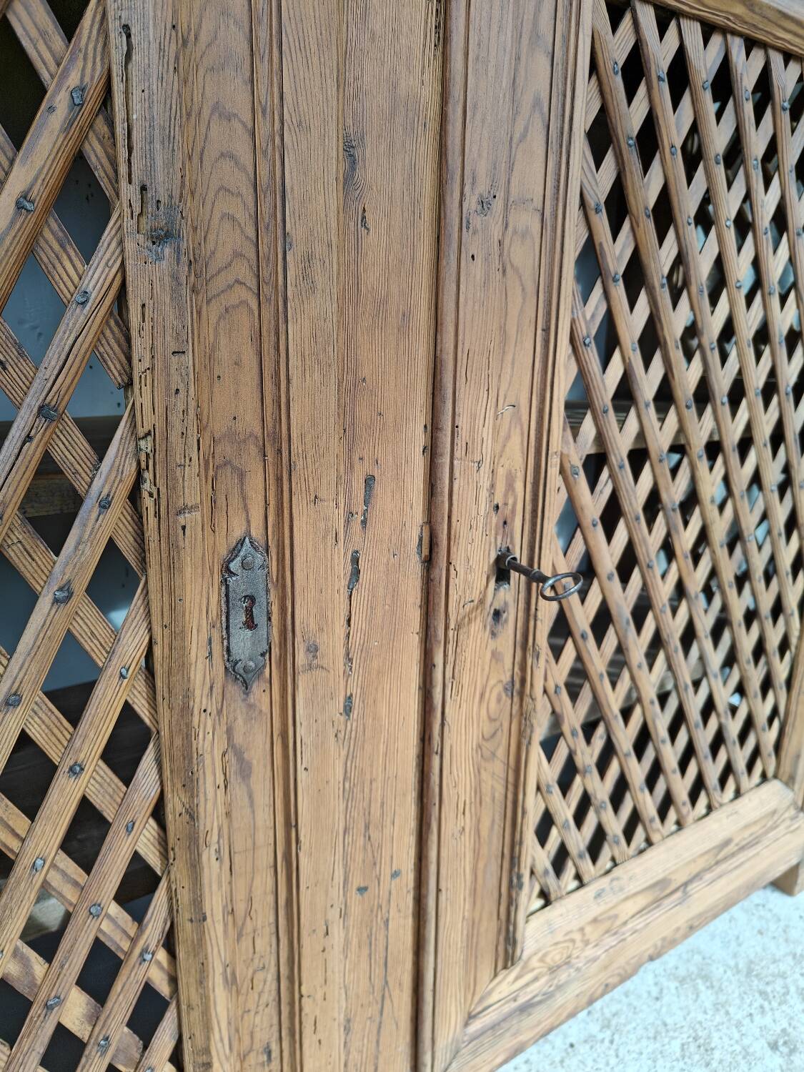 Support buffet in solid pine, zinc top, late 19th century.
