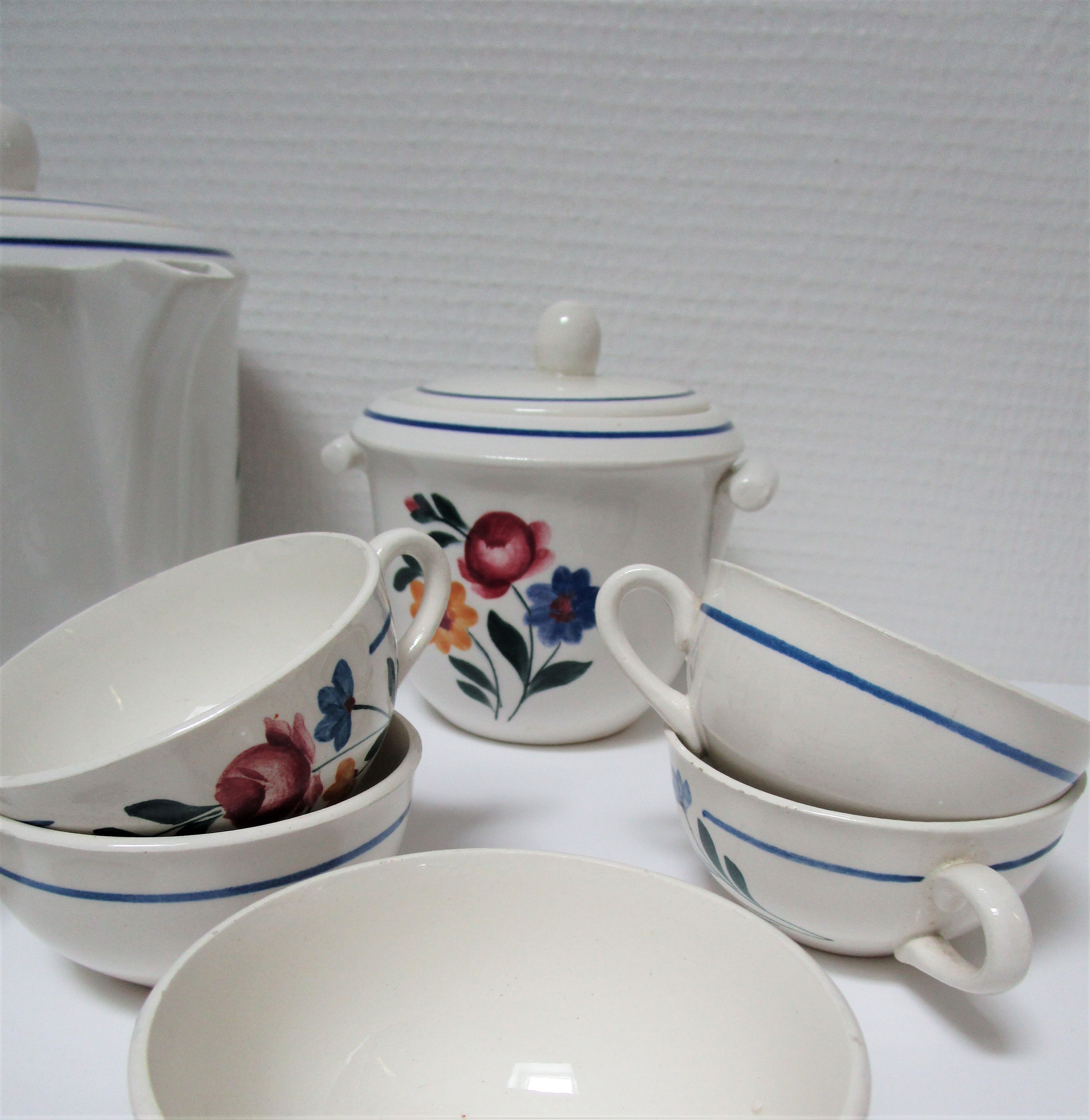 tea or coffee set model Gilberte earthenware Saint Amand floral decoration