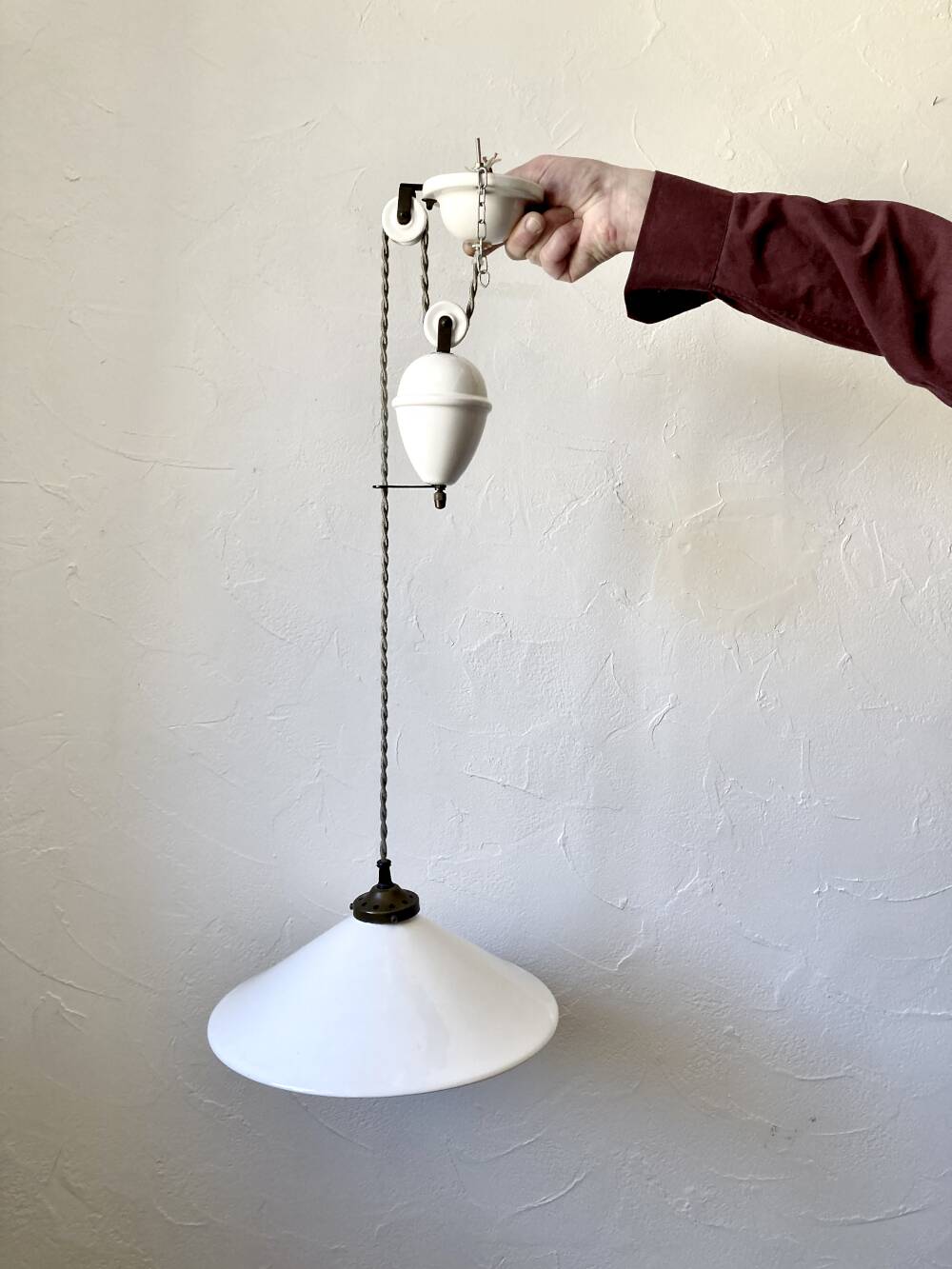 Suspension rises and falls in white glazed ceramic by The French House.