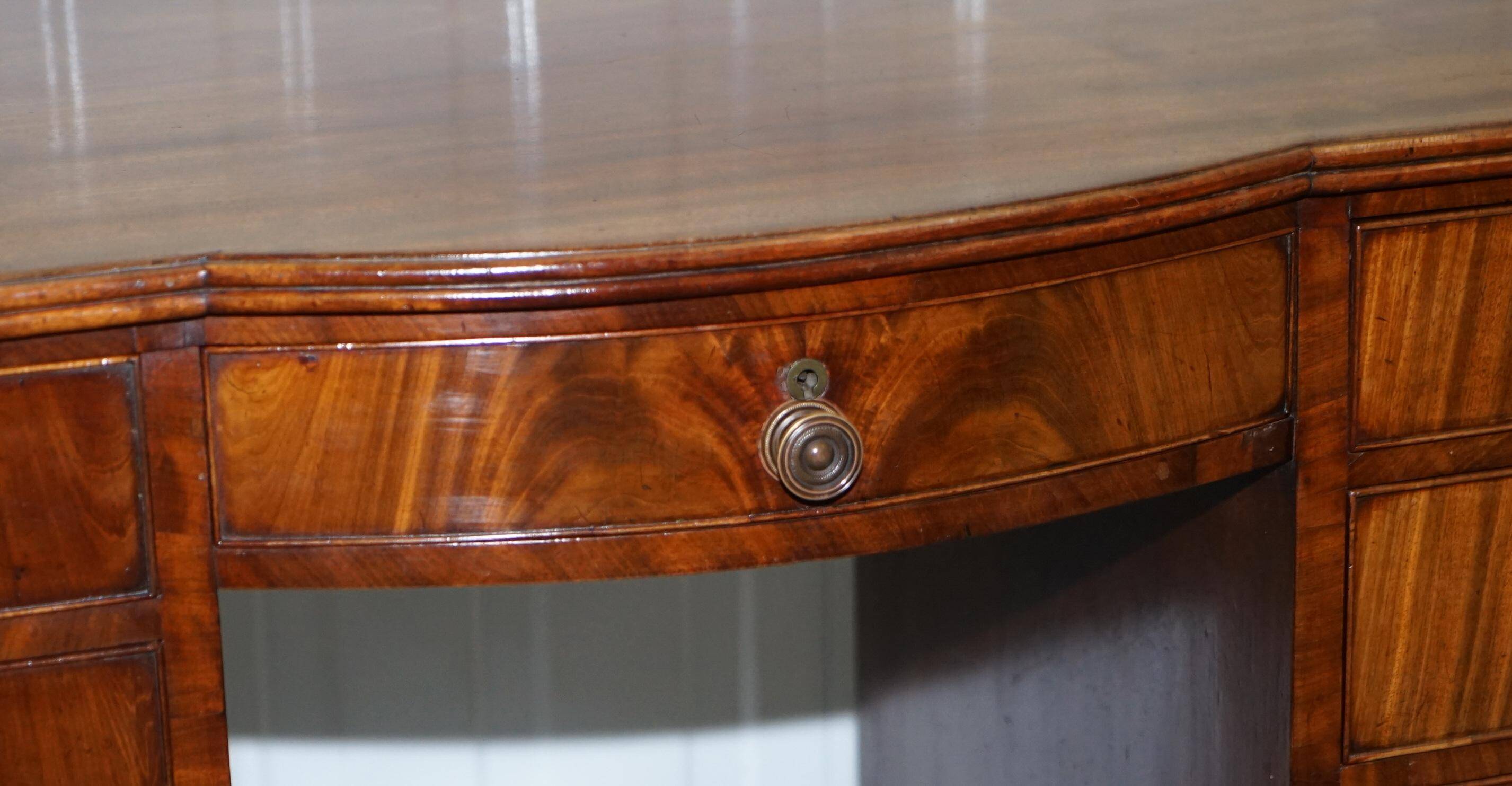Kneehole Regency Desk 1815 in hardwood with lion paw feet