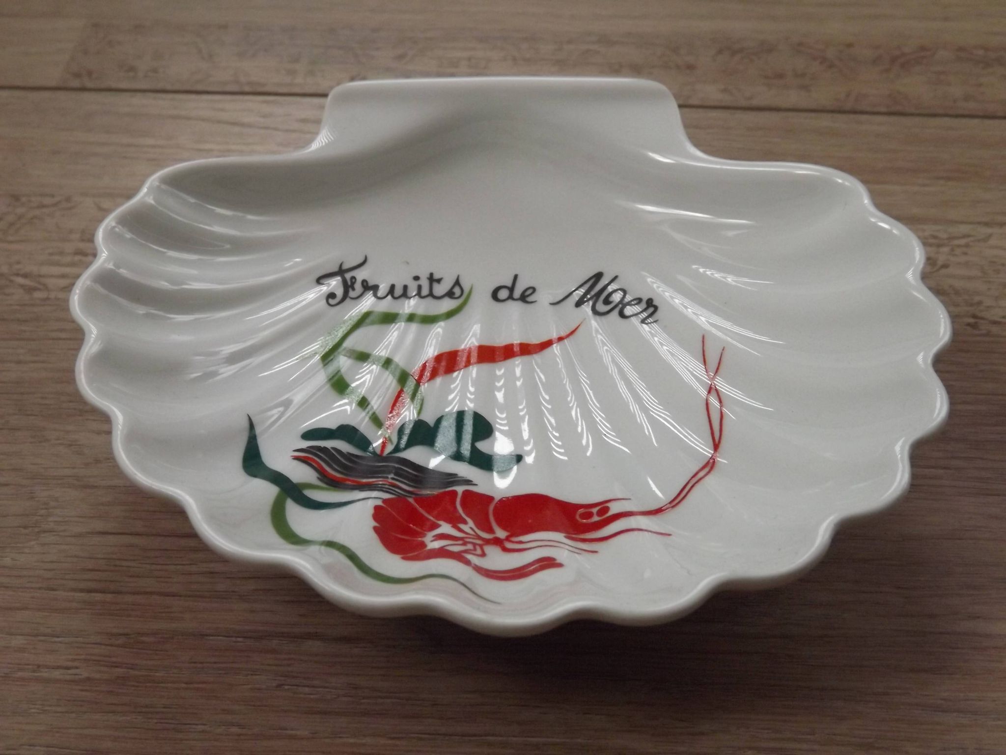 Serving bowls in l'hirondelle scallop shell in a basket 4851