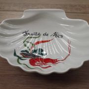 Serving bowls in l'hirondelle scallop shell in a basket 4851