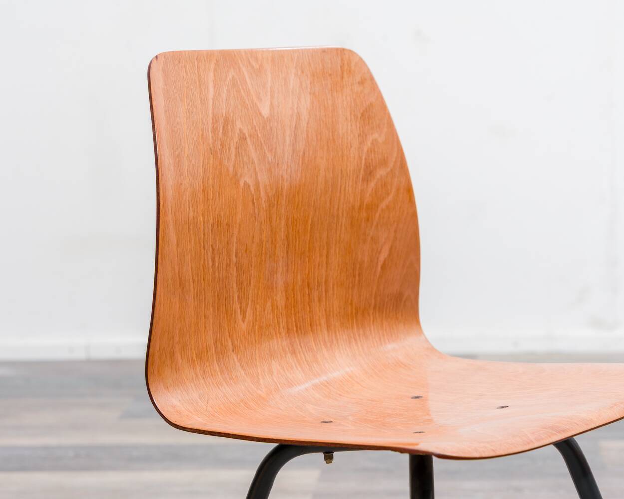 Set of 6 Pagholz chairs in a two-tone design, Pag Presswerke edition.