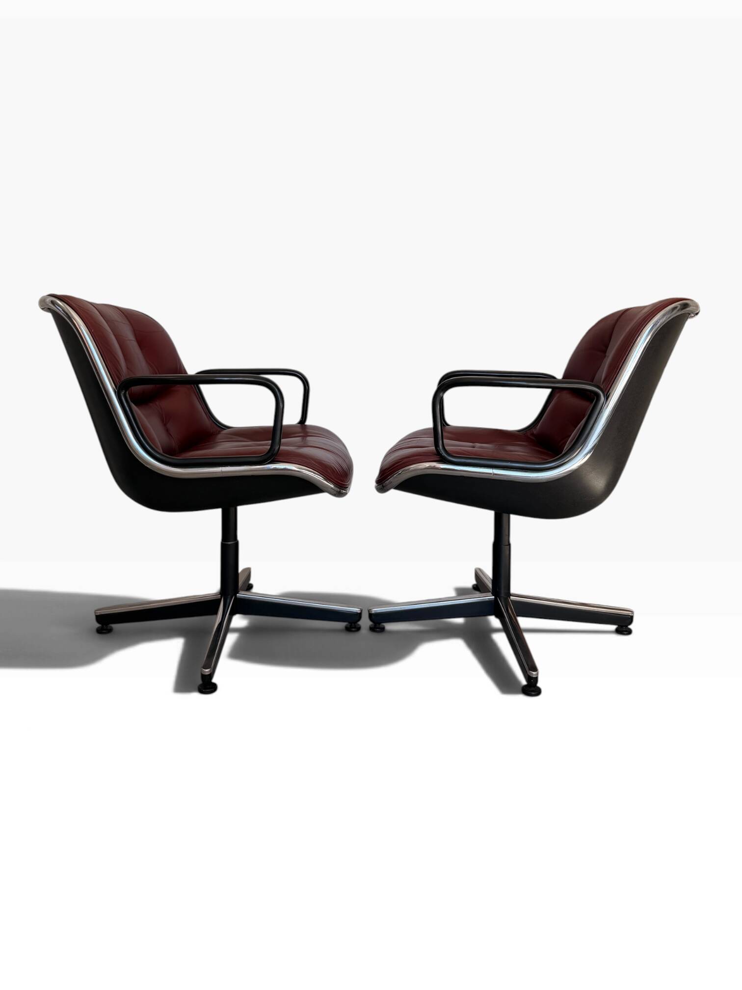 Charles Pollock paire de fauteuils Executive Knoll cuir bordeaux 1970