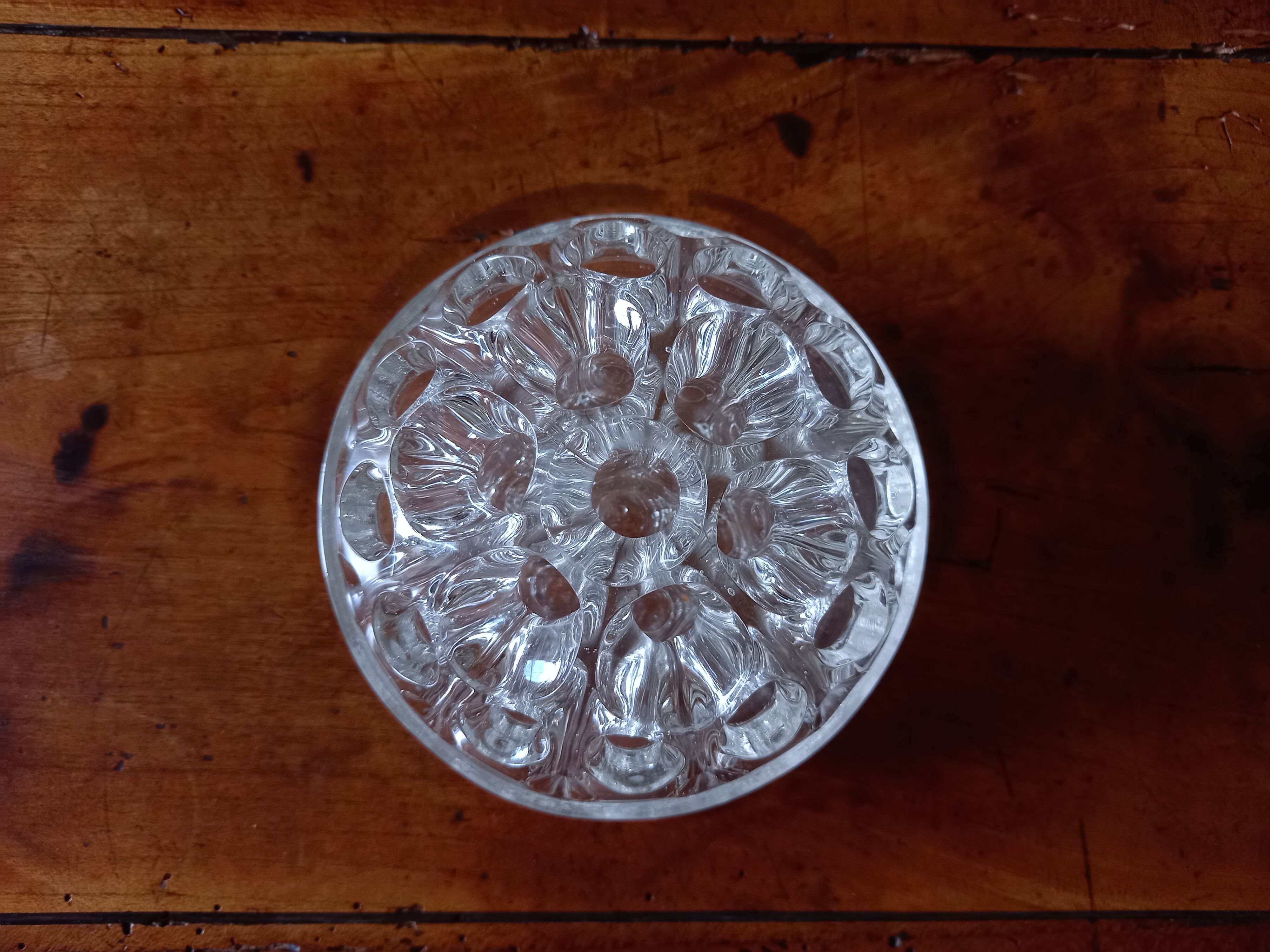 Pique-fleurs en verre de Reims 19 trous socle en métal argenté forme tortue
