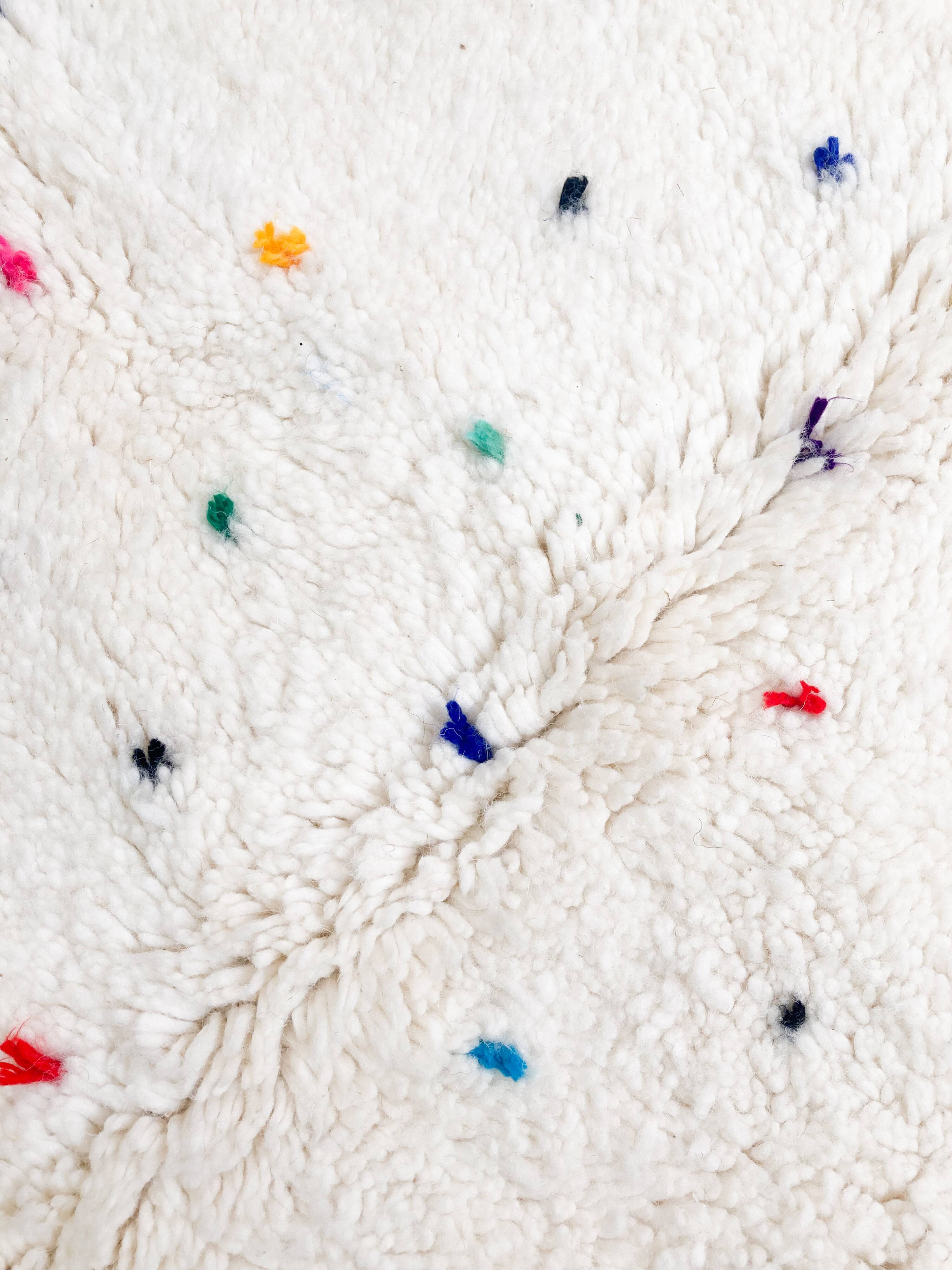 Berber carpet beni ouarain ecru with multicolored polka dots 255x146m