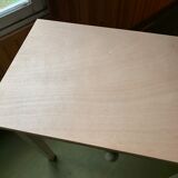 Mado-style desk table