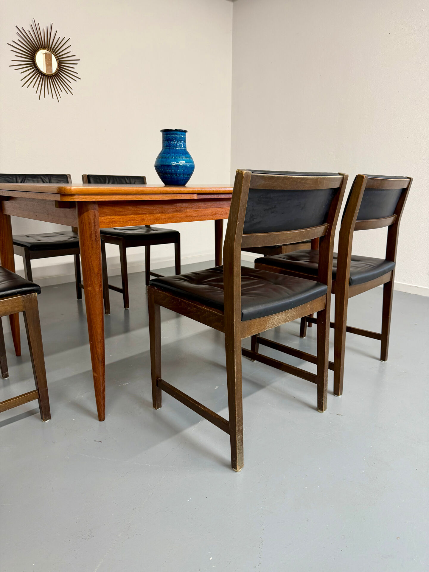 Lot of 6 Scandinavian design chairs in wood and black faux leather an70.