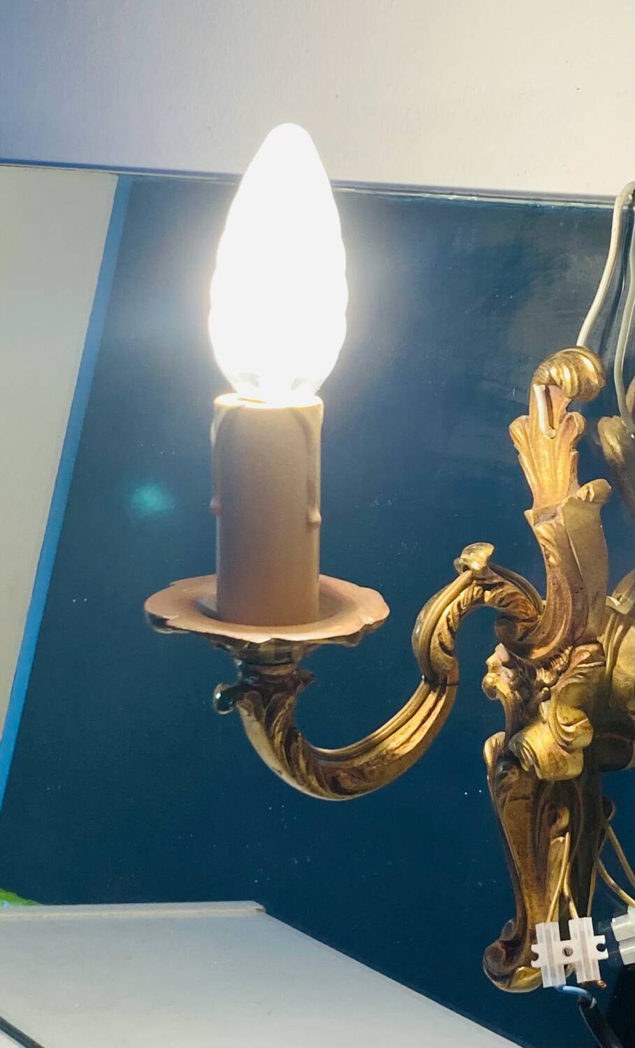 Louis XV bronze wall light with a flowing branch design and acanthus leaf decoration.