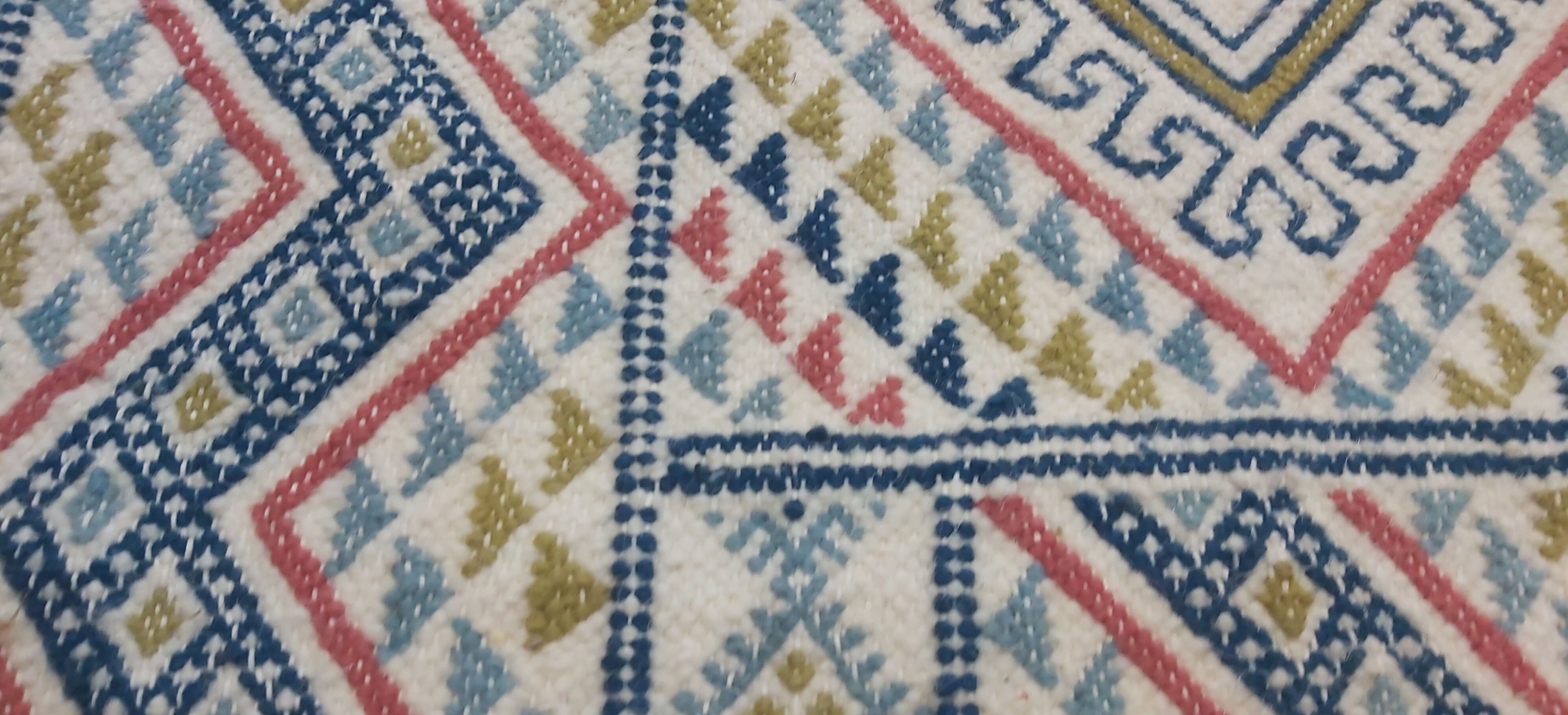 Hand-woven rugs in pure wool