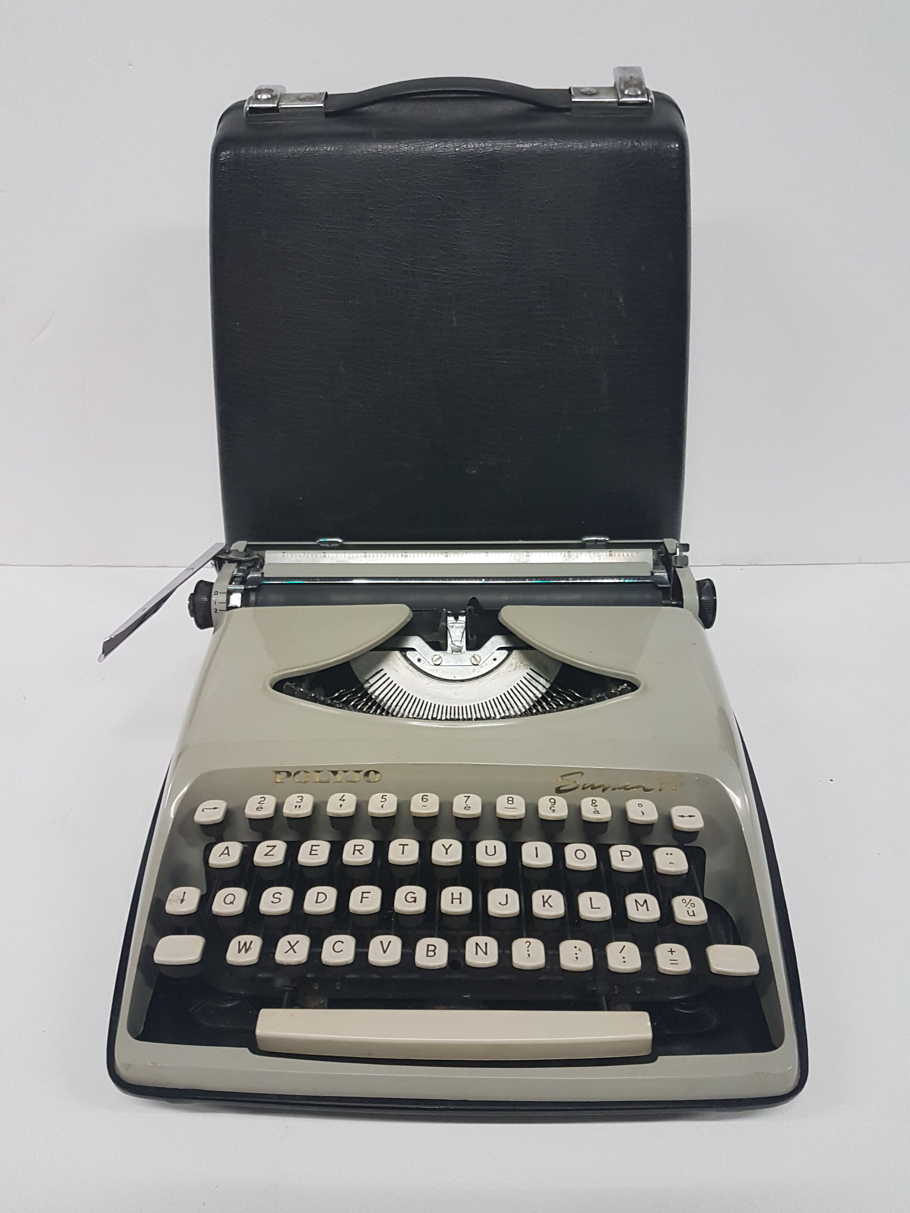 Portable Polyjo Super 75 typewriter