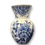 Vase with floral decorations and peacock-delft