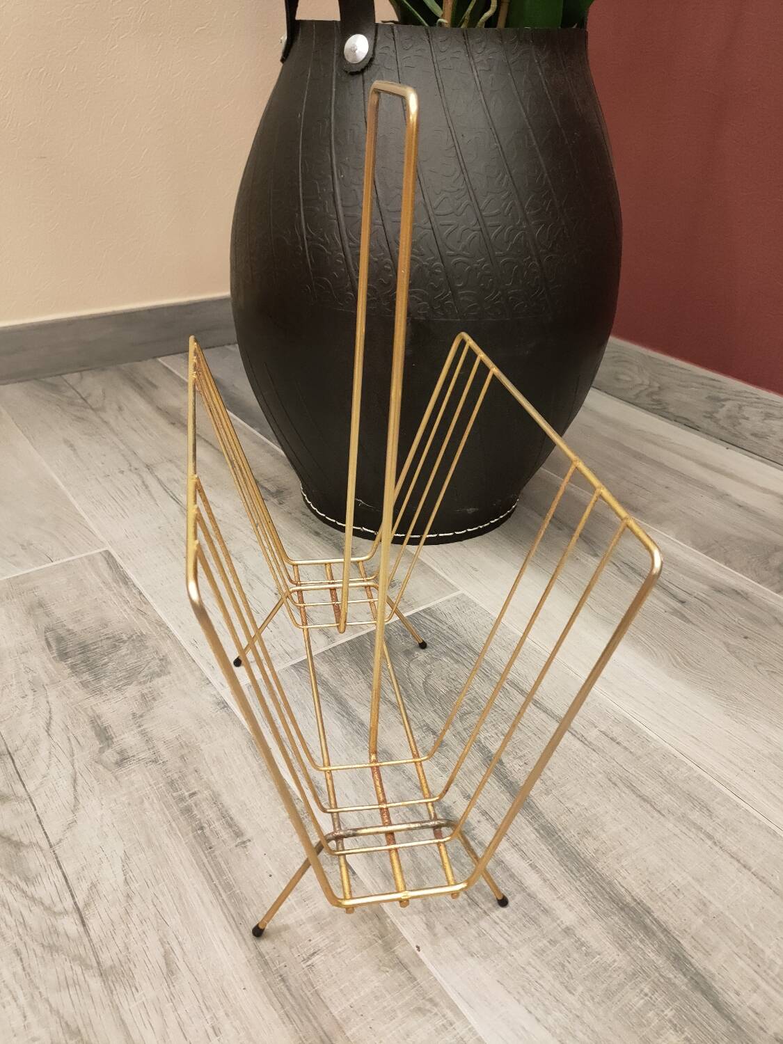 Vintage magazine rack in gold metal