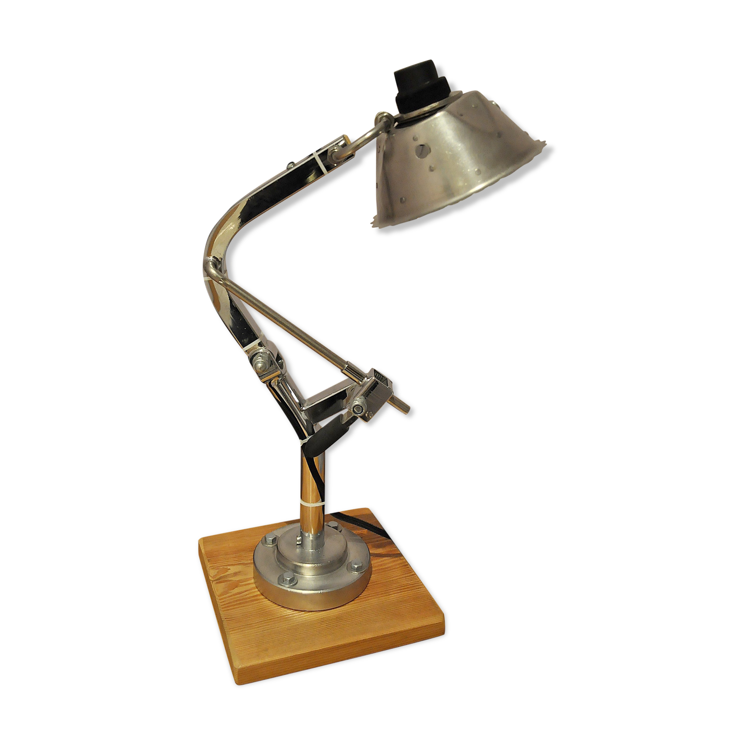 Lampe articulée et pivotante industrielle