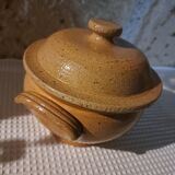 Soup bowls with lid and stoneware handles